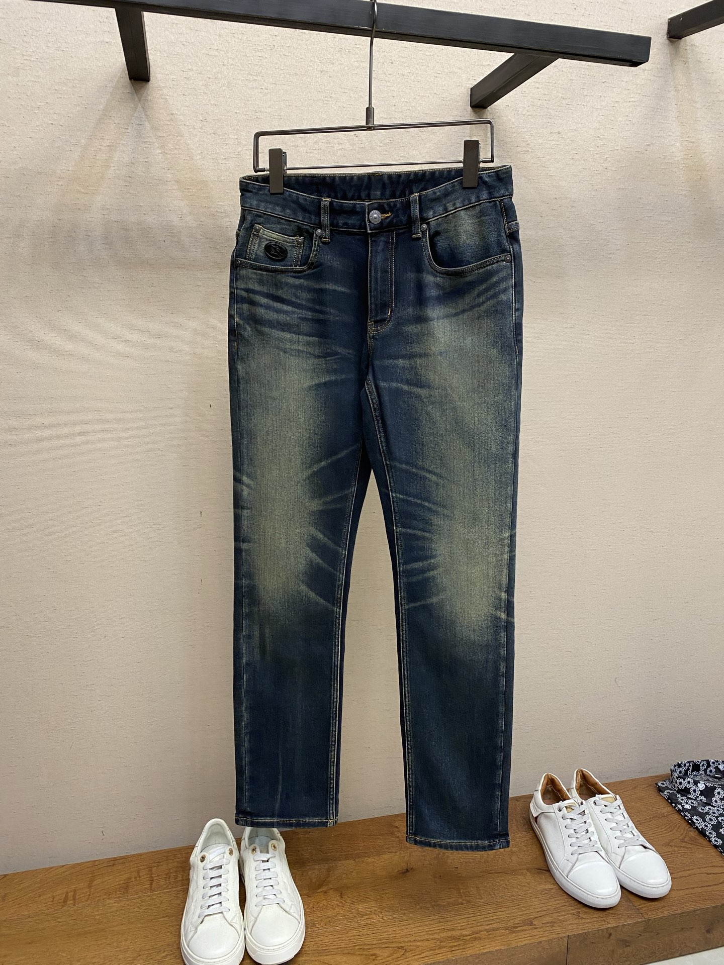 NO:684087,BBR 2025ss is easy to wear without being picky about your body shape. There are not many restrictions on matching. It can be casually and concisely set off other items to show your own style and posture~ I have to give it a thumbs up for its practicality. There is no choice in version/detail design. Whoever wears it will look better. This pair of jeans really modifies the leg shape better than you think. The overall focus is on comfort. The size of the trouser legs is just right. It makes the legs slimmer and straighter. It can easily be worn to create long legs that fill the whole screen, and the elongated proportions are full of aura!  It can be matched with any style of item, and can be matched with various T-shirts/shirts and knitted jackets. You don’t have to worry about matching for daily outings. Sizes 29-38, jeans, jackets & coats, shirts, tees, t-shirts,19860909BBR 2025ss好穿不挑身材在搭配上没有太多的限制 随意简洁的衬托其他单品,来展现自己的风格姿态～ 对于它的实穿性不得不竖起一个大拇指了,版型／细节设计没得挑,谁穿谁好看.这款牛仔裤真的要比你想象中更加修饰腿型,整体以舒适为主,裤腿大小做的恰到好处,显瘦显腿直,轻松穿出满屏的大长腿,拉长比例气场全开！ 可以百搭任何风格的单品,搭配各种T恤／衬衫,针织外套都可,日常外出不必再为搭配而烦恼了 尺码29-38,,jeans,jackets & coats,shirts,tees，t-shirt,,Men's clothing