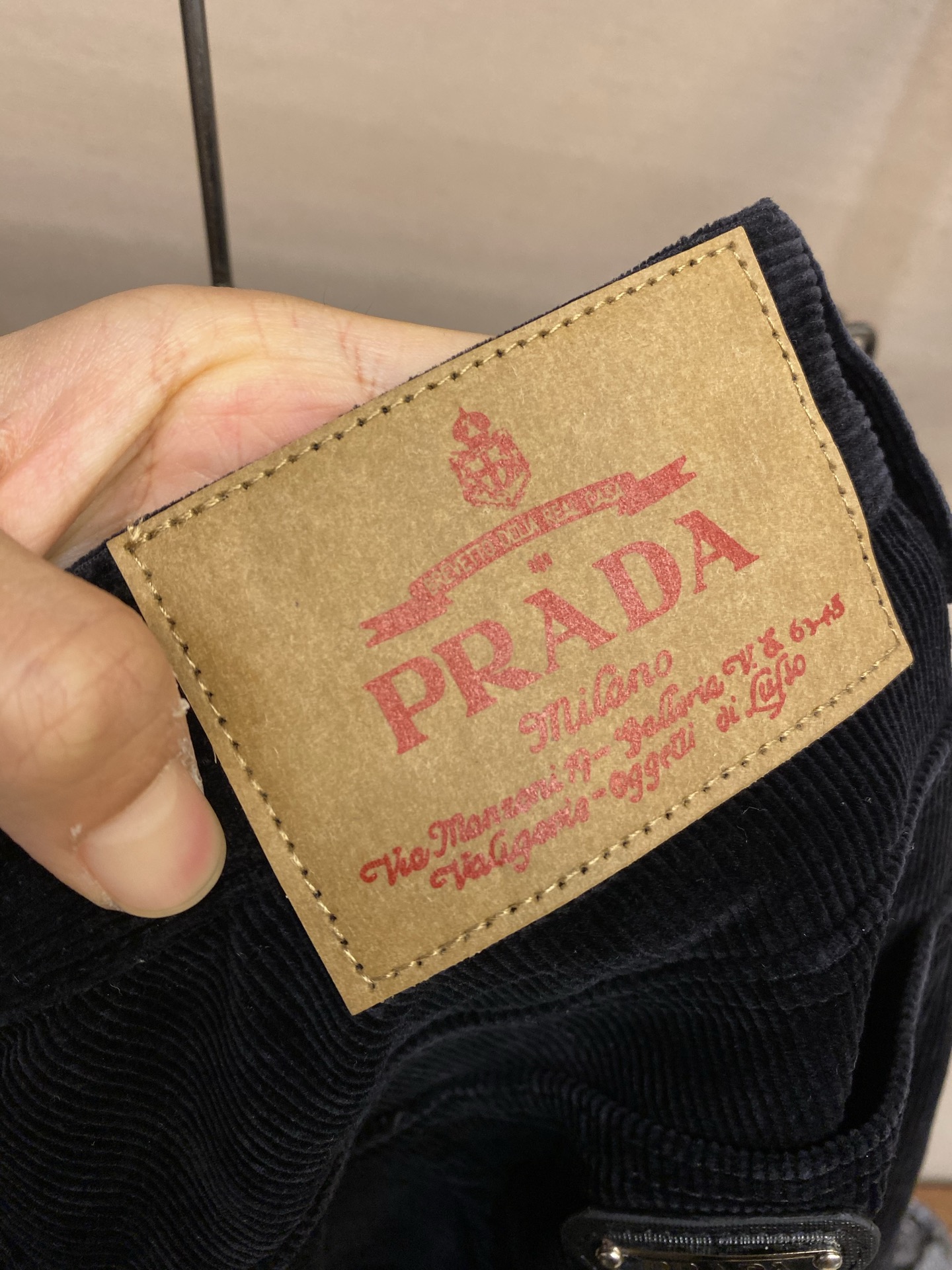 🌟🌟Prada 灯芯绒休闲裤2025ss好穿不挑身材在搭配上没有太多的限制 随意简洁的衬托其他单品，来展