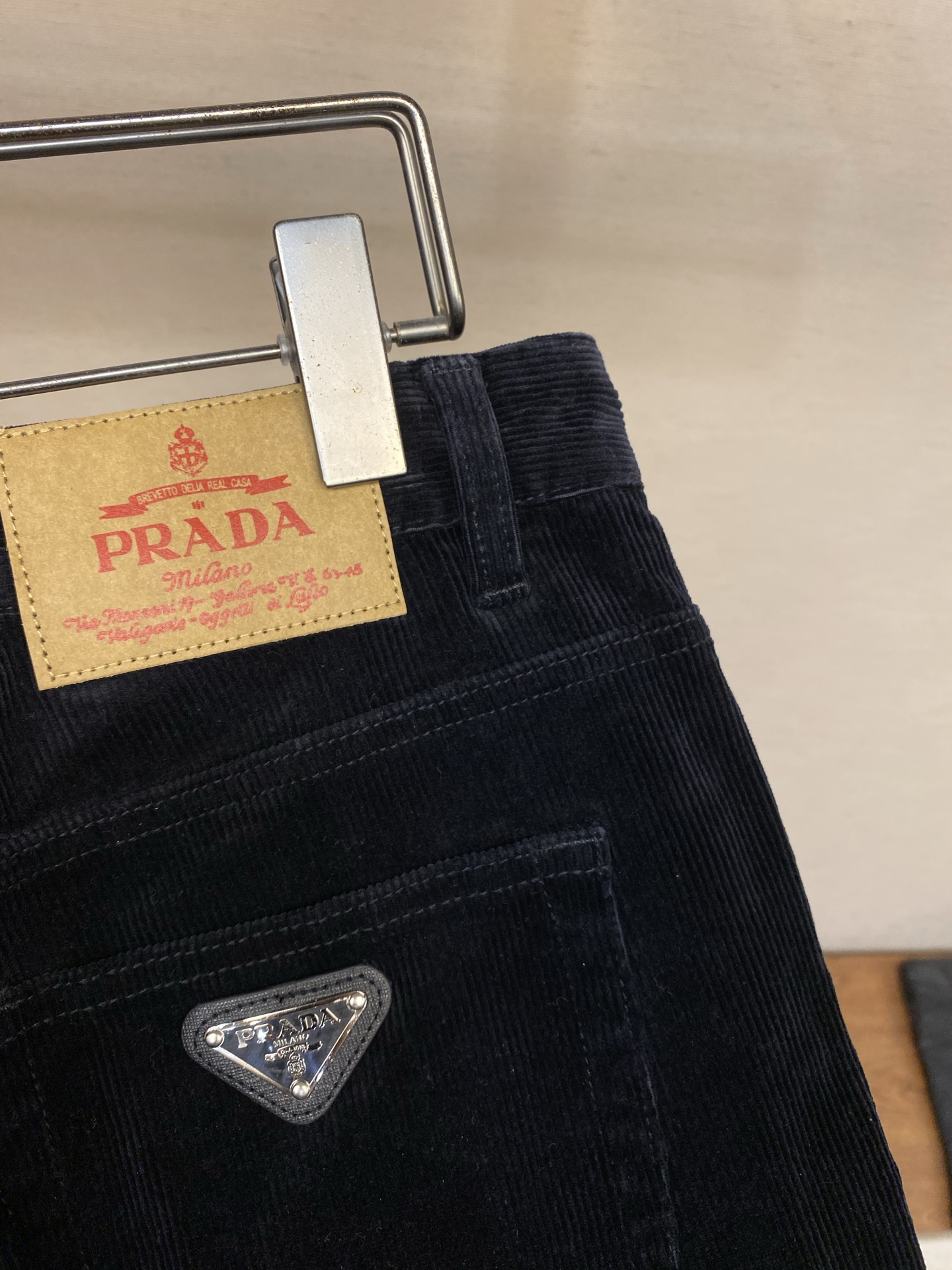 🌟🌟Prada 灯芯绒休闲裤2025ss好穿不挑身材在搭配上没有太多的限制 随意简洁的衬托其他单品，来展