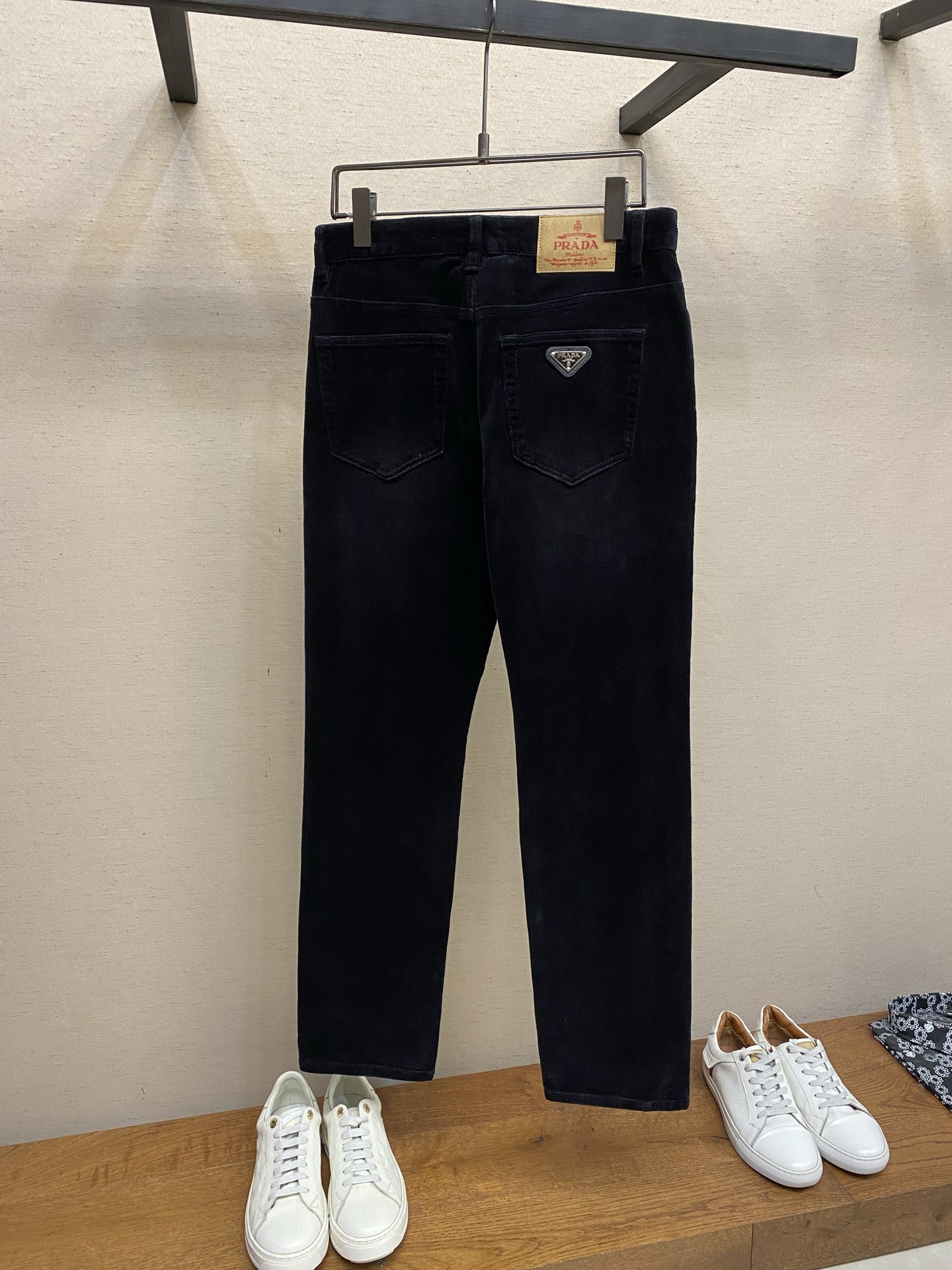 🌟🌟Prada 灯芯绒休闲裤2025ss好穿不挑身材在搭配上没有太多的限制 随意简洁的衬托其他单品，来展