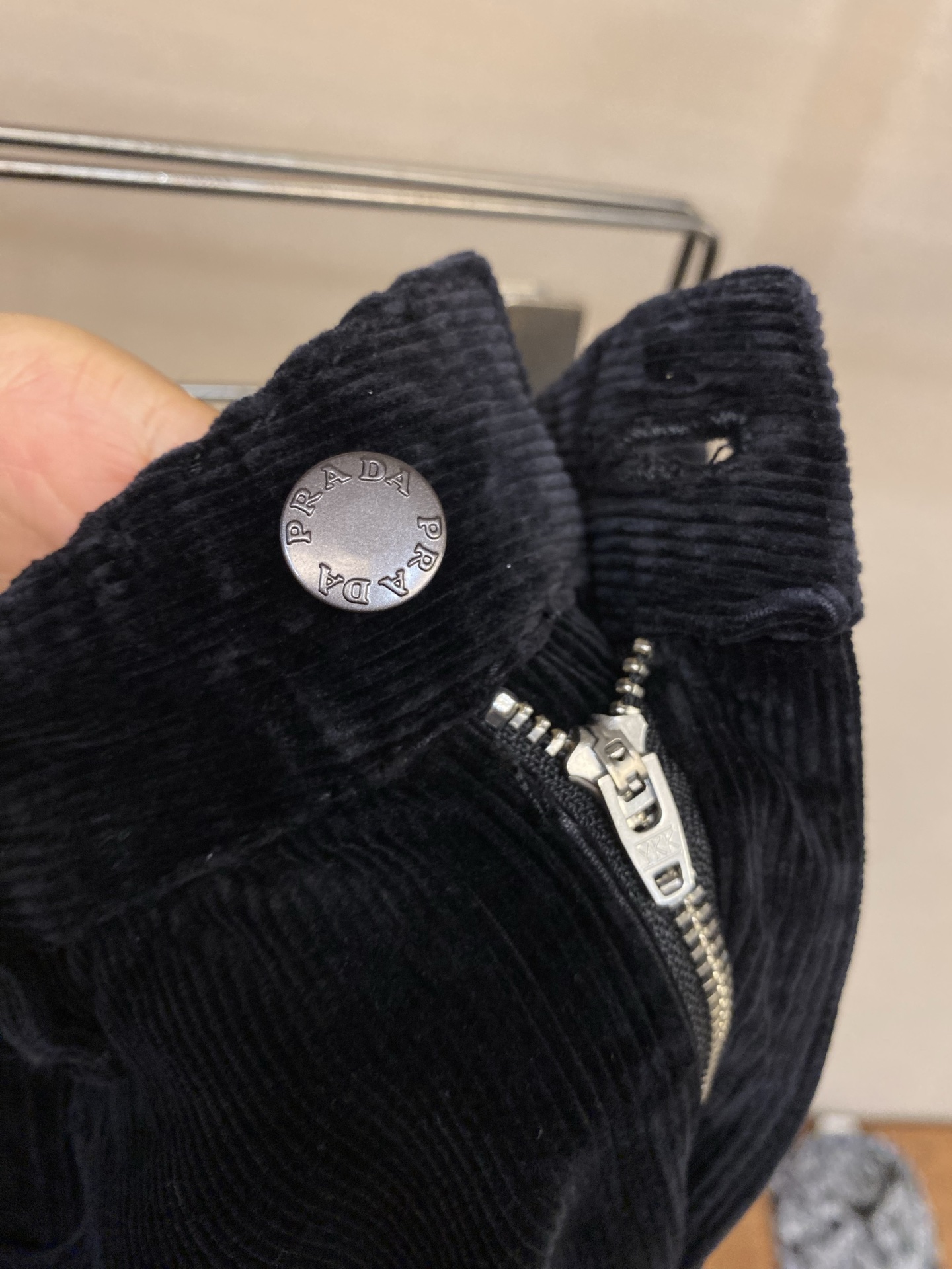 🌟🌟Prada 灯芯绒休闲裤2025ss好穿不挑身材在搭配上没有太多的限制 随意简洁的衬托其他单品，来展