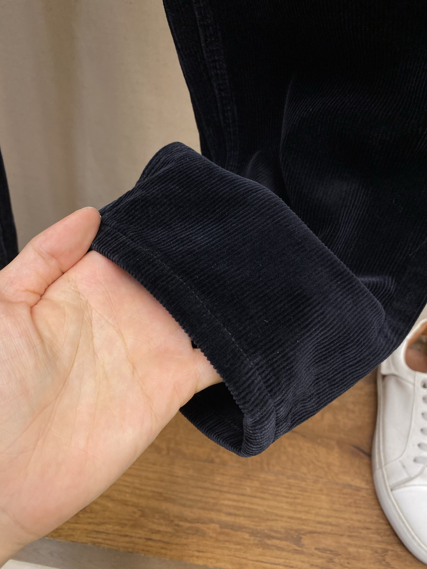 🌟🌟Prada 灯芯绒休闲裤2025ss好穿不挑身材在搭配上没有太多的限制 随意简洁的衬托其他单品，来展