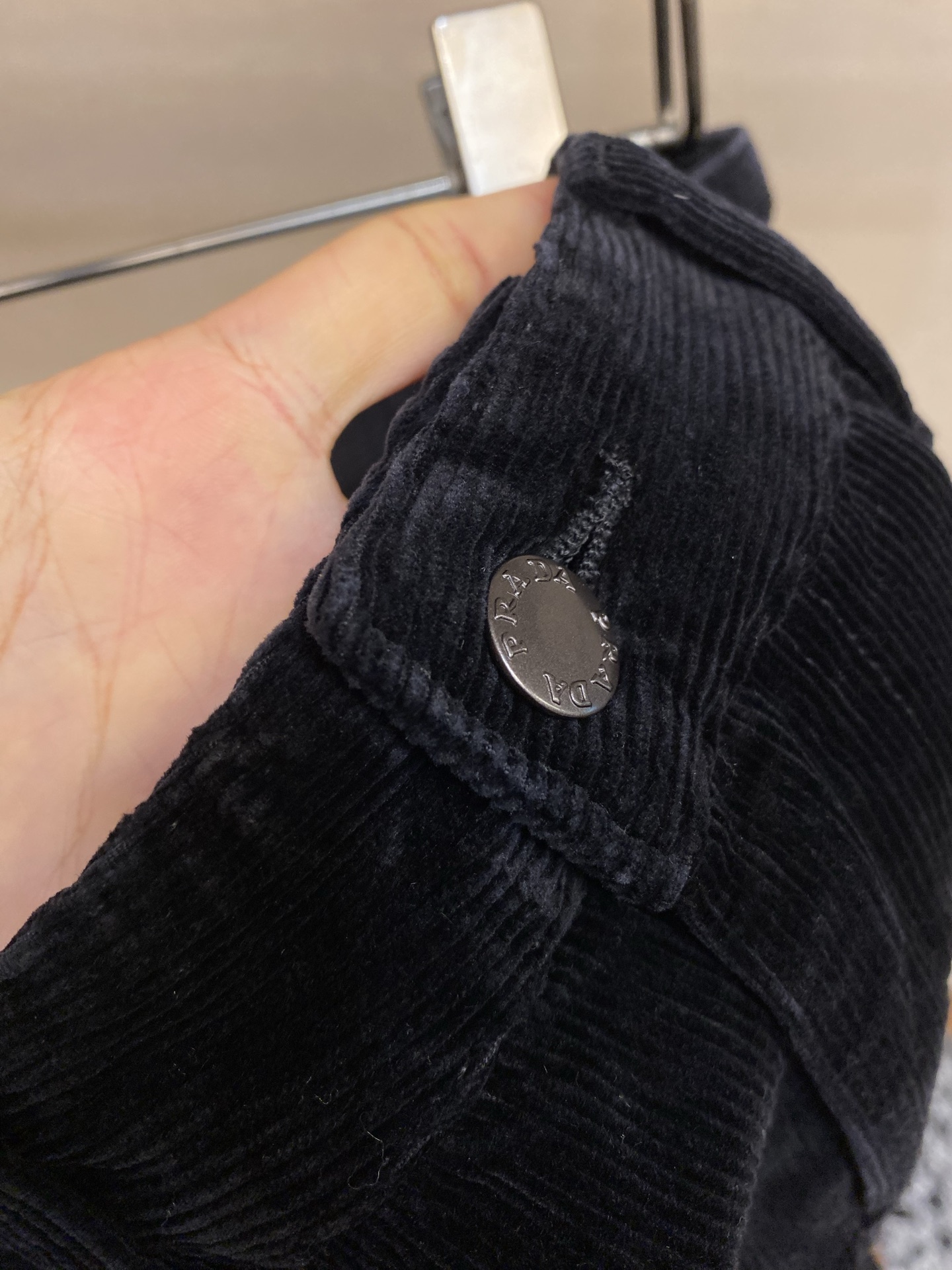 🌟🌟Prada 灯芯绒休闲裤2025ss好穿不挑身材在搭配上没有太多的限制 随意简洁的衬托其他单品，来展