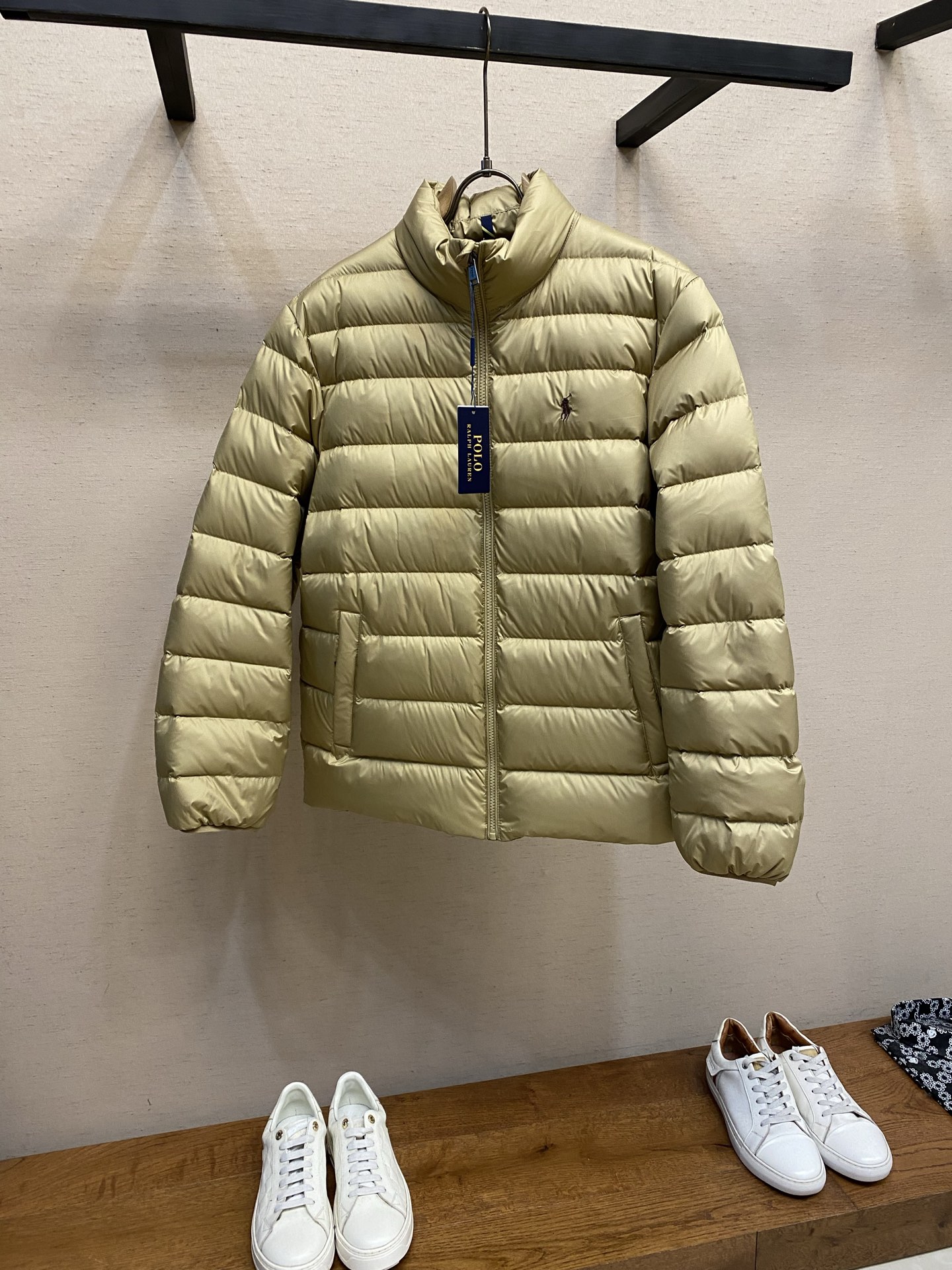 NO:684185,Ralph Lauren lightweight down jacket. The nylon fabric has good windproof and waterproof properties, which can effectively block the intrusion of wind and rain from the outside and keep the interior dry. It is suitable for wearing in humid or rainy environments. The red label on the chest is imported from an imported MECLO embroidery machine. The original pattern is scanned first, and then high-quality silk thread is used to make a pattern. The density effect is adjusted through continuous pattern making.  Detailed processing: The exquisite zipper design is simple and elegant. It is easy to operate; the closing design of the cuffs and hem effectively prevents the intrusion of cold wind, improving the warmth and comfort of wearing. The high-quality filling is made of 90 white duck down, weighing 260g, ensuring excellent thermal insulation performance. After strict screening and processing, the down is not easy to drill, ensuring durability. The hangtags, wash marks, air holes, and snap buttons are all custom-made from the original one-to-one mold.  Size S-XL,,loro piana,down jacket,19860909Ralph Lauren拉夫劳伦轻便羽绒服 尼龙面料具有良好的防风防水性能,能有效阻挡外界风雨侵入 保持内部干爽,适合在潮湿或多雨的环境中穿着. 胸口红标采用进口MECLO刺绣机 先扫描原版图案再用高质量的丝线打版、不断打版看来调节密度效果. 细节处理精致拉链设计简洁大方.易于操作；袖口和下摆的收口设计则有效防止寒风侵入,提升了穿着的保暖性和舒适度. 高品质填充物 选用90白鸭绒,克重达260g,确保保暖性能卓越.绒子经过严格筛选与处理之后,不易钻绒,保证了耐用性 所用吊牌、洗水唛、气眼、四合扣、皆用原版一比一开模定制.  尺码S-XL,,loro piana,down jacket,,Men's clothing