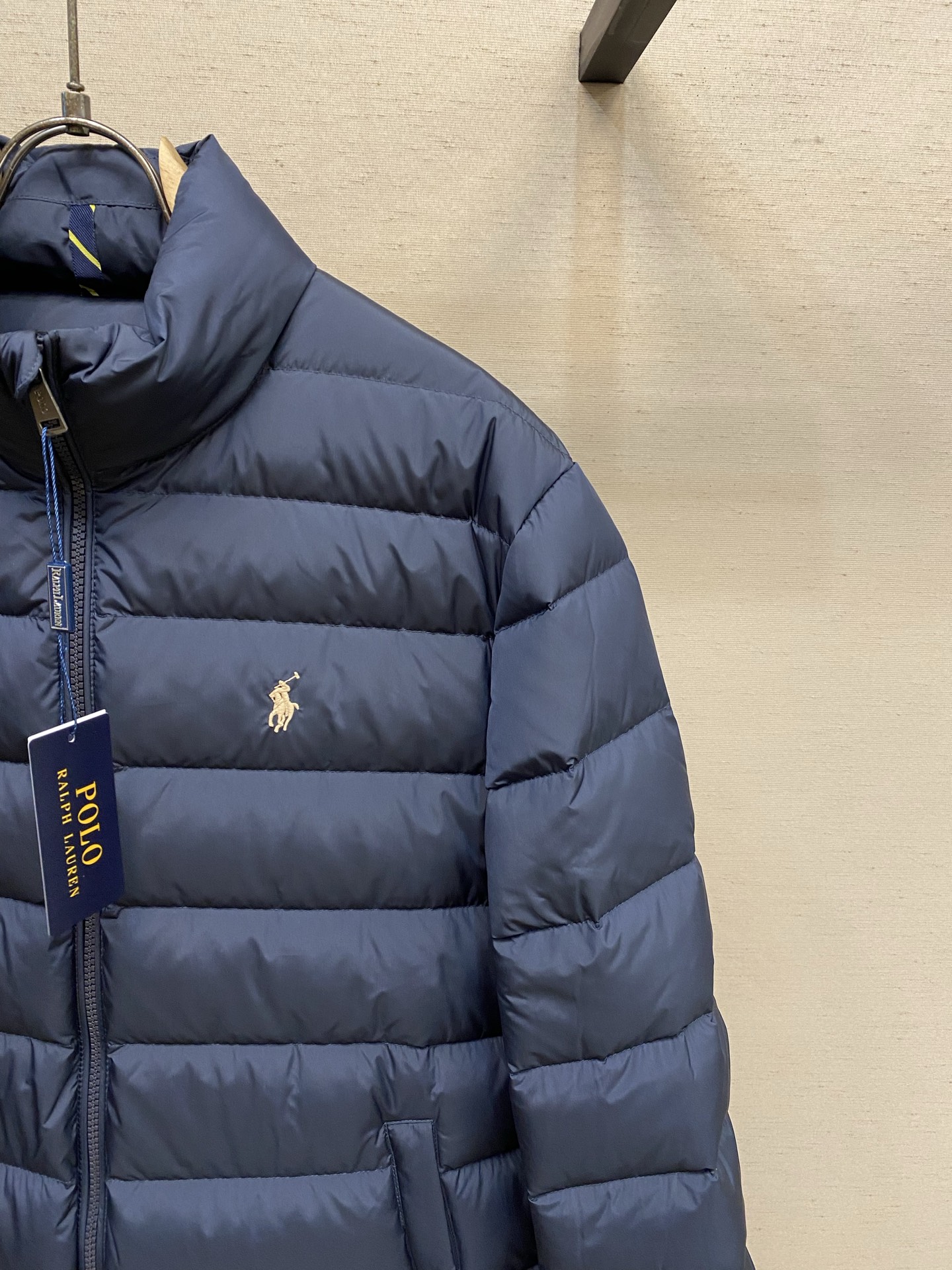 🌟🌟 RalP🆕h Lauren拉夫劳伦轻便羽绒服尼龙面料具有良好的防风防水性能，能有效阻挡外界风雨侵入