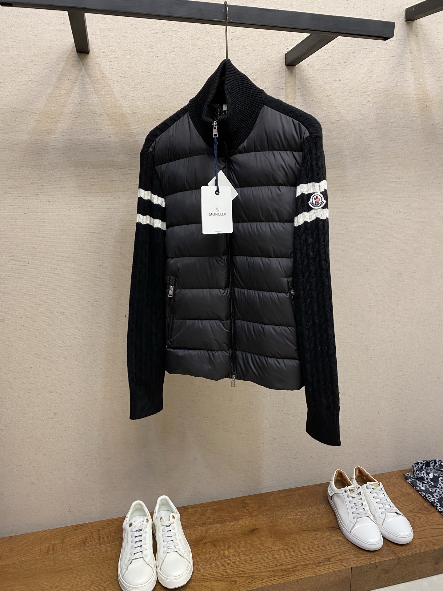 NO:684191,Moncler Woolen Spliced Down Jacket Fabric Selection: The outer front fabric is made of nylon (nylon), which achieves excellent windproof effect with its high-density structure. It also has strong wear resistance and wrinkle resistance. It is scratch-free and easy to take care of in daily wear. The splicing design of the sweater and down jacket not only retains the warmth performance of the down jacket, but also incorporates the fashion elements of the sweater, making the overall garment both practical and fashionable.  The material is high-quality and filled with high-quality white duck down, with a filling capacity of 100g, which has excellent thermal insulation effect. At the same time, the sweater is made of natural fibers such as wool and cashmere, which is soft, comfortable and skin-friendly. The sweater and down jacket are carefully spliced to ensure comfortable wearing and are not easy to get off-line or down. The high collar design not only provides excellent thermal insulation, but also adds a unique sense of fashion, allowing the wearer to maintain style in the cold season.  The stripes decorating the sleeve arms are like bright brush strokes, embellished on the dark gray down jacket, injecting vitality and movement into the overall shape, making the clothing more eye-catching. Sizes 1, 2, 3, 4,, sweaters, down jacket,19860909Moncler毛织拼接羽绒服 面料选择 外层前身面料采用锦纶（尼龙）,以其高密度结构实现卓越防风效果,同时具备极强的耐磨性与抗皱性,日常穿着无惧刮蹭,轻松打理. 毛衣与羽绒服的拼接设计,既保留了羽绒服的保暖性能,又融入了毛衣的时尚元素,使服装整体既实用又时尚. 材质优质以高质量白鸭绒填充,充绒量达100g,保暖效果极佳.同时,毛衣部分采用羊毛、羊绒等天然纤维材质,柔软舒适,亲肤性好. 毛衣与羽绒服的拼接处理精细,确保穿着舒适,且不易脱线、跑绒. 高领设计不仅提供了出色的保暖效果,更增添了一份独特的时尚感,让穿着者在寒冷的季节里也能保持风度. 条纹装饰袖臂的条纹如同明亮的笔触,点缀在深灰的羽绒服上,为整体造型注入了活力与动感,使服装更加引人注目. 尺码1,2,3,4,,sweaters,down jacket,,Men's clothing