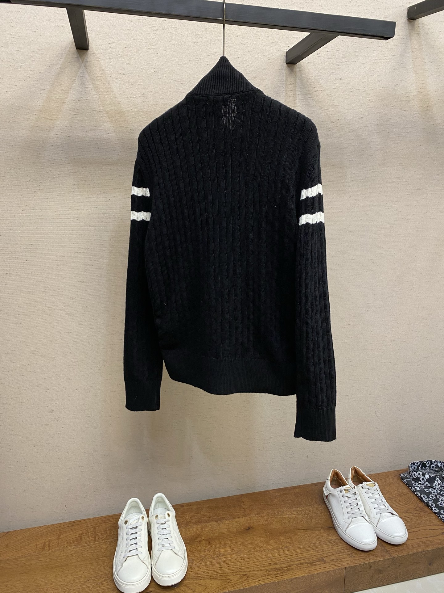 🌟🌟 Moncler毛织拼接羽绒服面料选择：外层前身面料采用100%锦纶（尼龙），以其高密度结构实现卓越