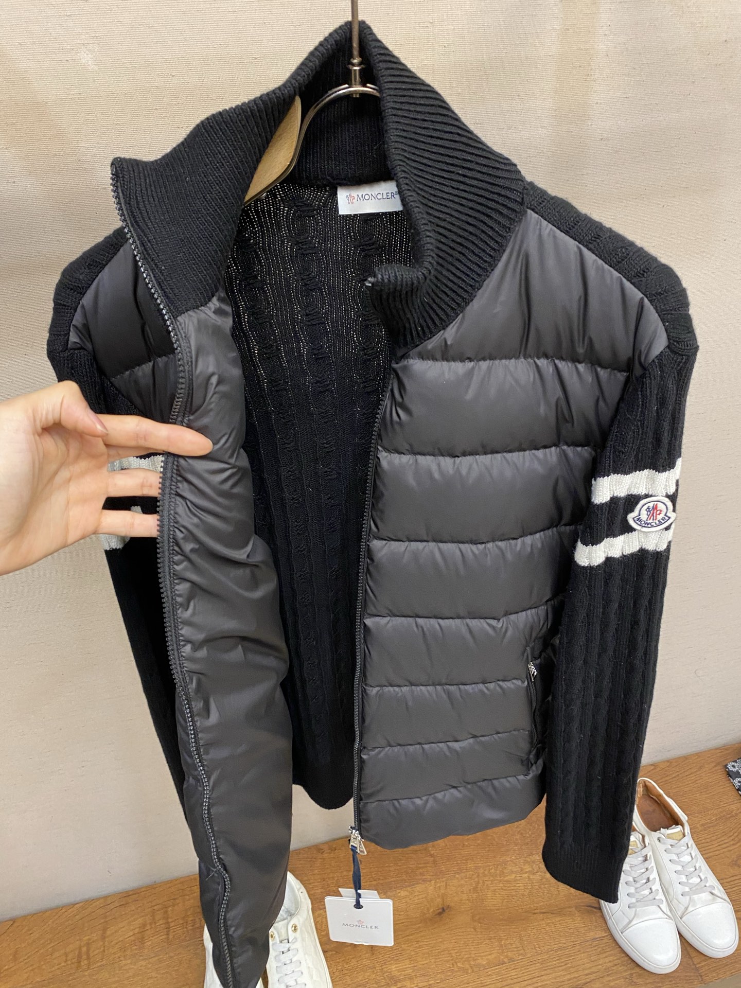 🌟🌟 Moncler毛织拼接羽绒服面料选择：外层前身面料采用100%锦纶（尼龙），以其高密度结构实现卓越