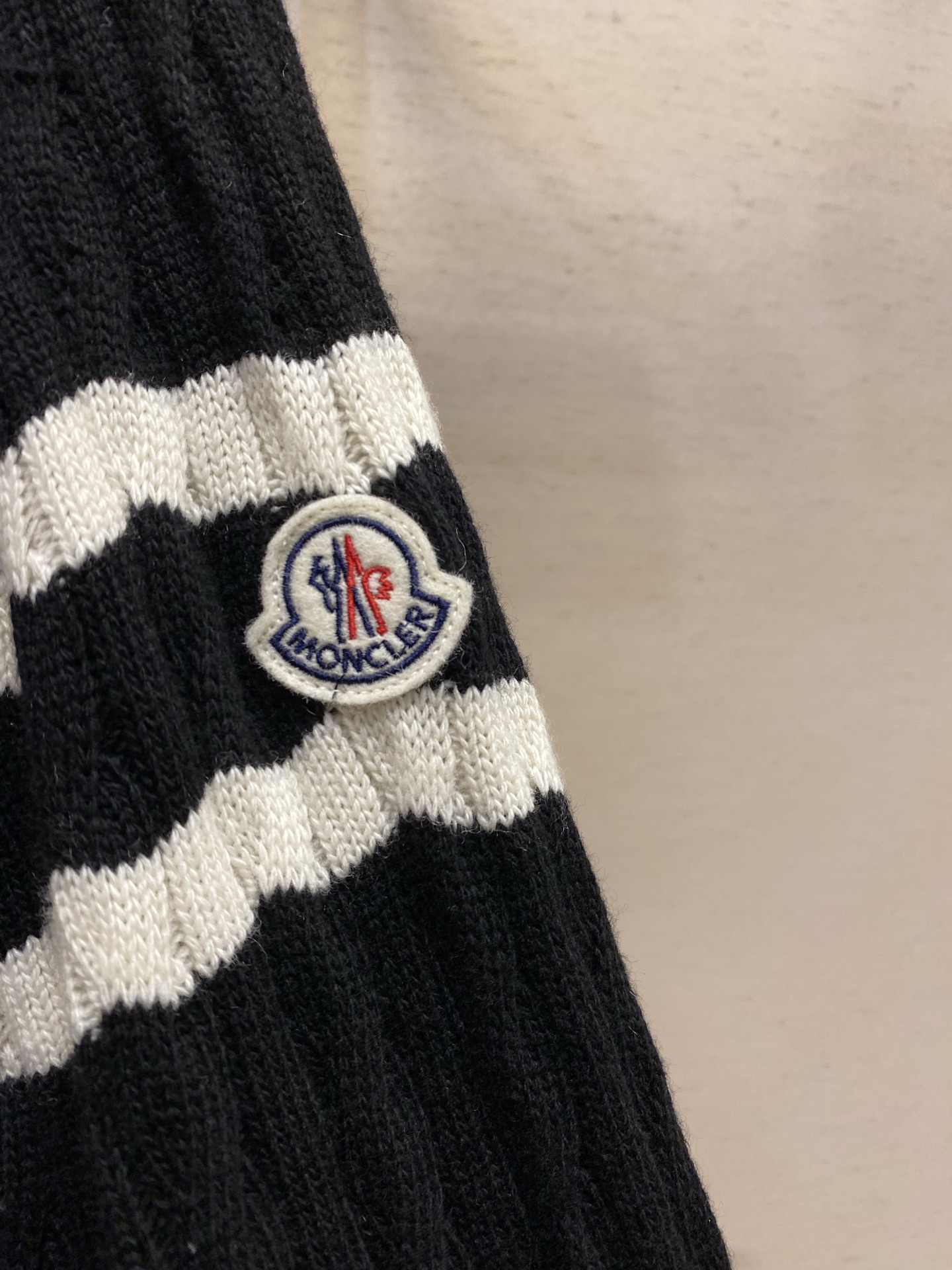 🌟🌟 Moncler毛织拼接羽绒服面料选择：外层前身面料采用100%锦纶（尼龙），以其高密度结构实现卓越