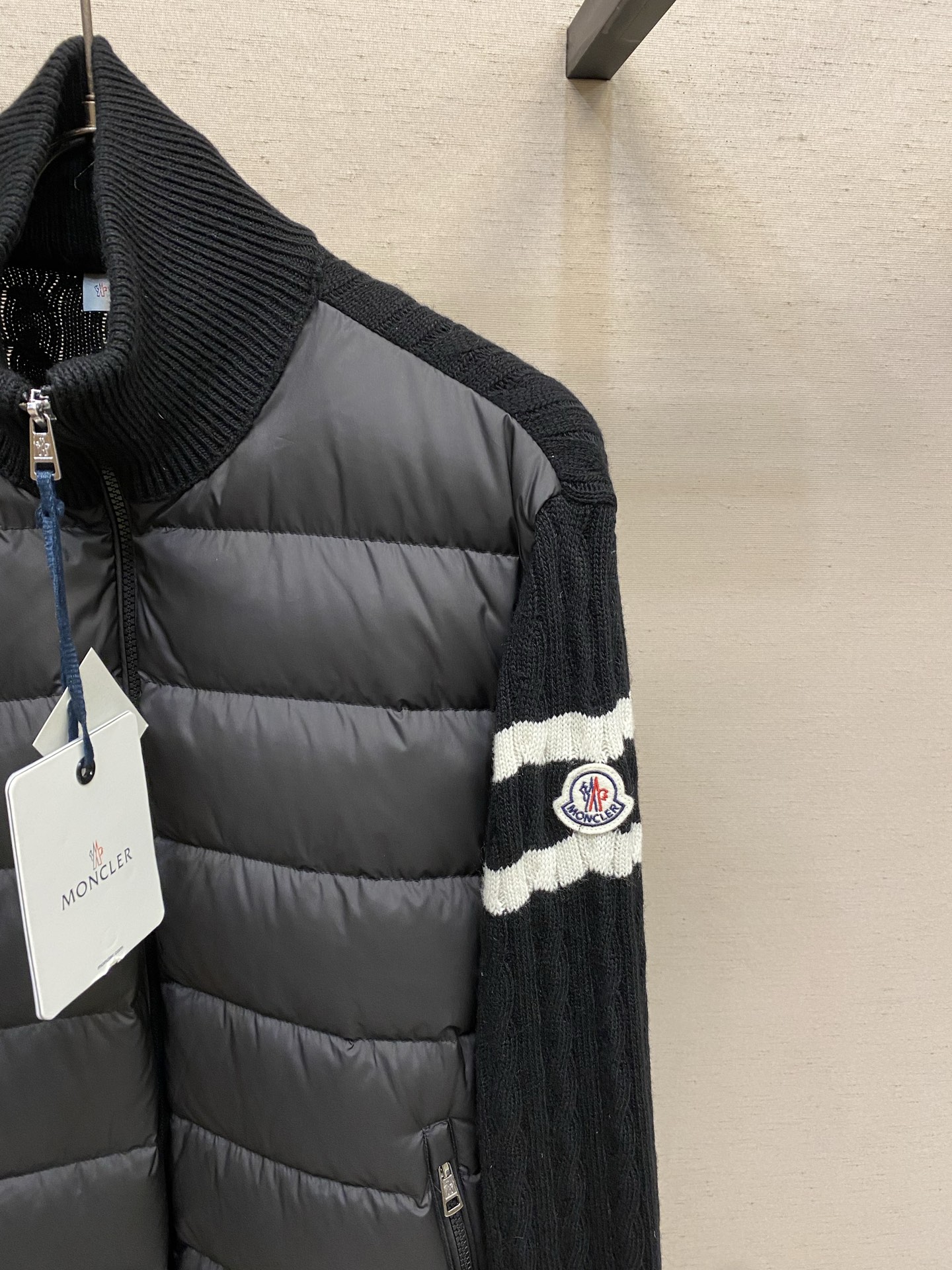 🌟🌟 Moncler毛织拼接羽绒服面料选择：外层前身面料采用100%锦纶（尼龙），以其高密度结构实现卓越