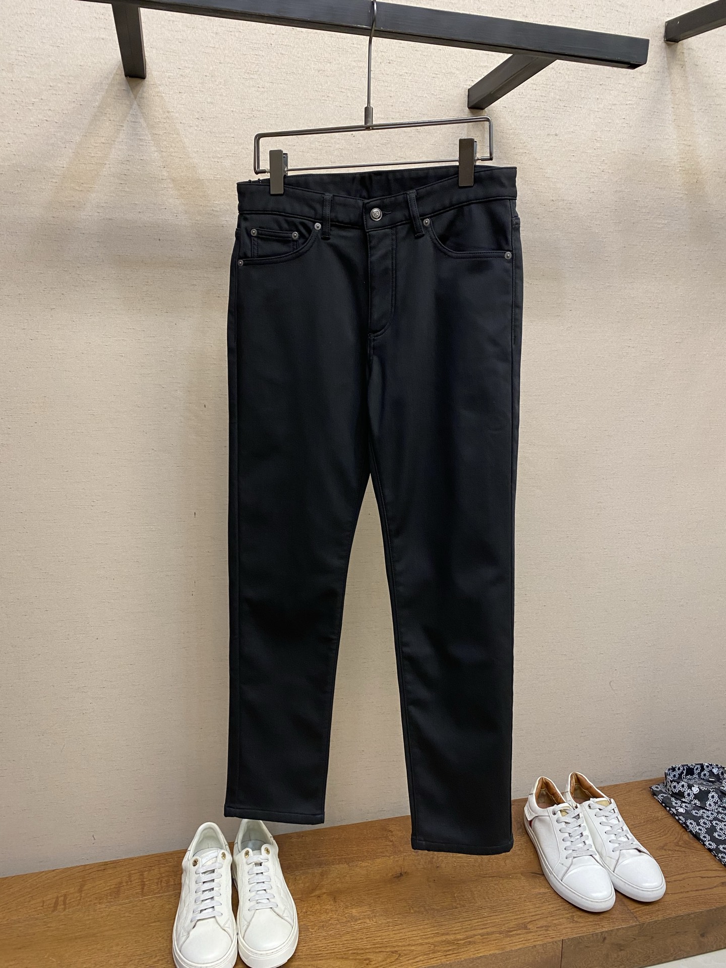 NO:684132,LP 1975ss is easy to wear without being picky about your body shape. There are not many restrictions in matching. It can be used as a casual and concise way to set off other items to show your own style and posture. I have to give it a thumbs up for its practicality. There is no choice in the version/detailed design. Whoever wears it will look better. This pair of jeans really modifies the leg shape better than you think. The overall focus is on comfort. The size of the trouser legs is just right. It makes the legs slimmer and straighter. It is easy to wear long legs that fill the whole screen, and the elongated proportions are full of aura!  It can be matched with any style of item, and can be matched with various T-shirts/shirts and knitted jackets. You don’t have to worry about matching for daily outings. Sizes 29-38, loro piana, jeans, jackets & coats, shirts, tees, t-shirt,19860909LP 1975ss好穿不挑身材在搭配上没有太多的限制 随意简洁的衬托其他单品,来展现自己的风格姿态～ 对于它的实穿性不得不竖起一个大拇指了,版型／细节设计没得挑,谁穿谁好看.这款牛仔裤真的要比你想象中更加修饰腿型,整体以舒适为主,裤腿大小做的恰到好处,显瘦显腿直,轻松穿出满屏的大长腿,拉长比例气场全开！ 可以百搭任何风格的单品,搭配各种T恤／衬衫,针织外套都可,日常外出不必再为搭配而烦恼了 尺码29-38,,loro piana,jeans,jackets & coats,shirts,tees，t-shirt,,Men's clothing