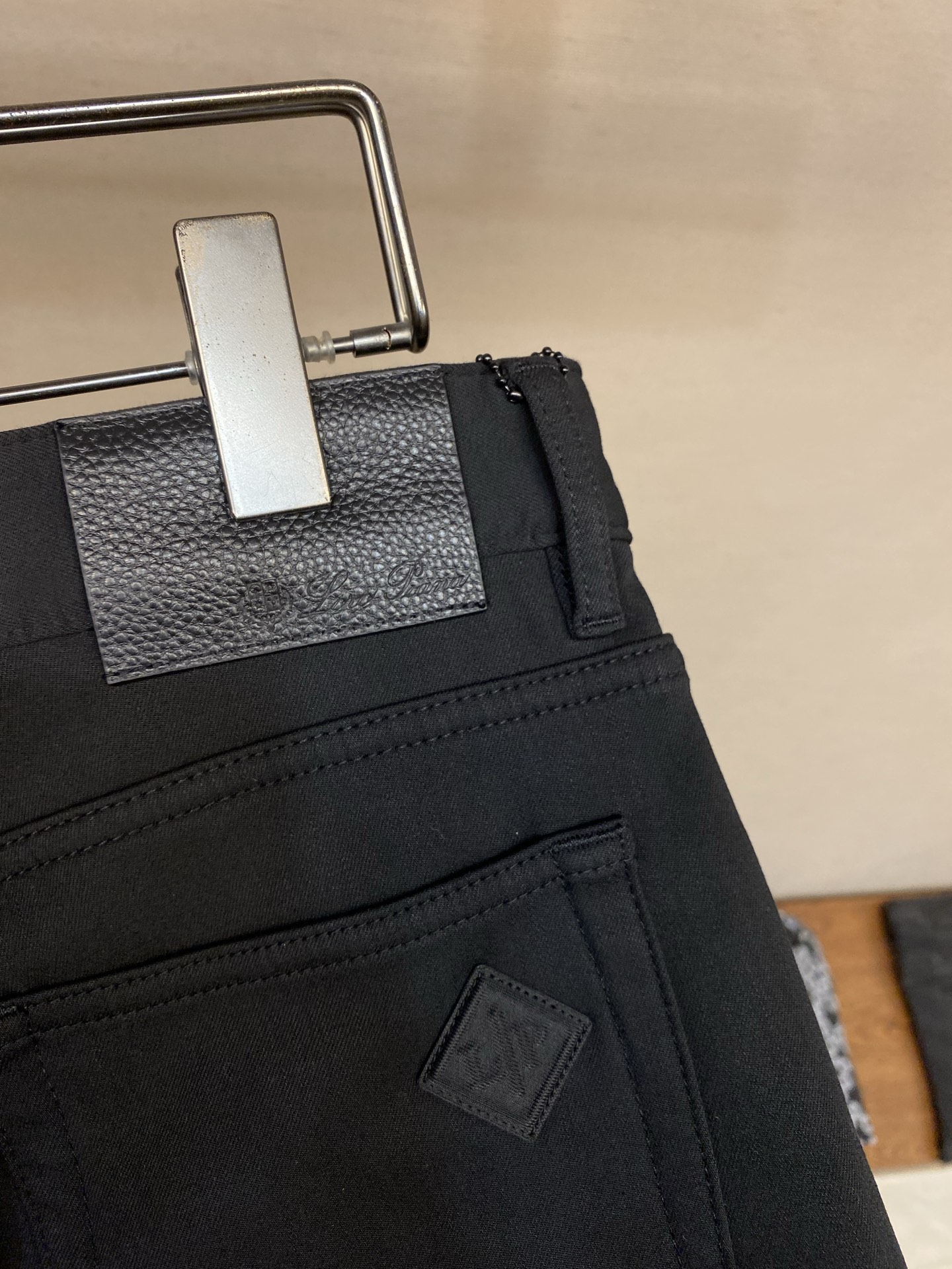 🌟🌟lP🆕 1985ss好穿不挑身材在搭配上没有太多的限制 随意简洁的衬托其他单品，来展现自己的风格姿态