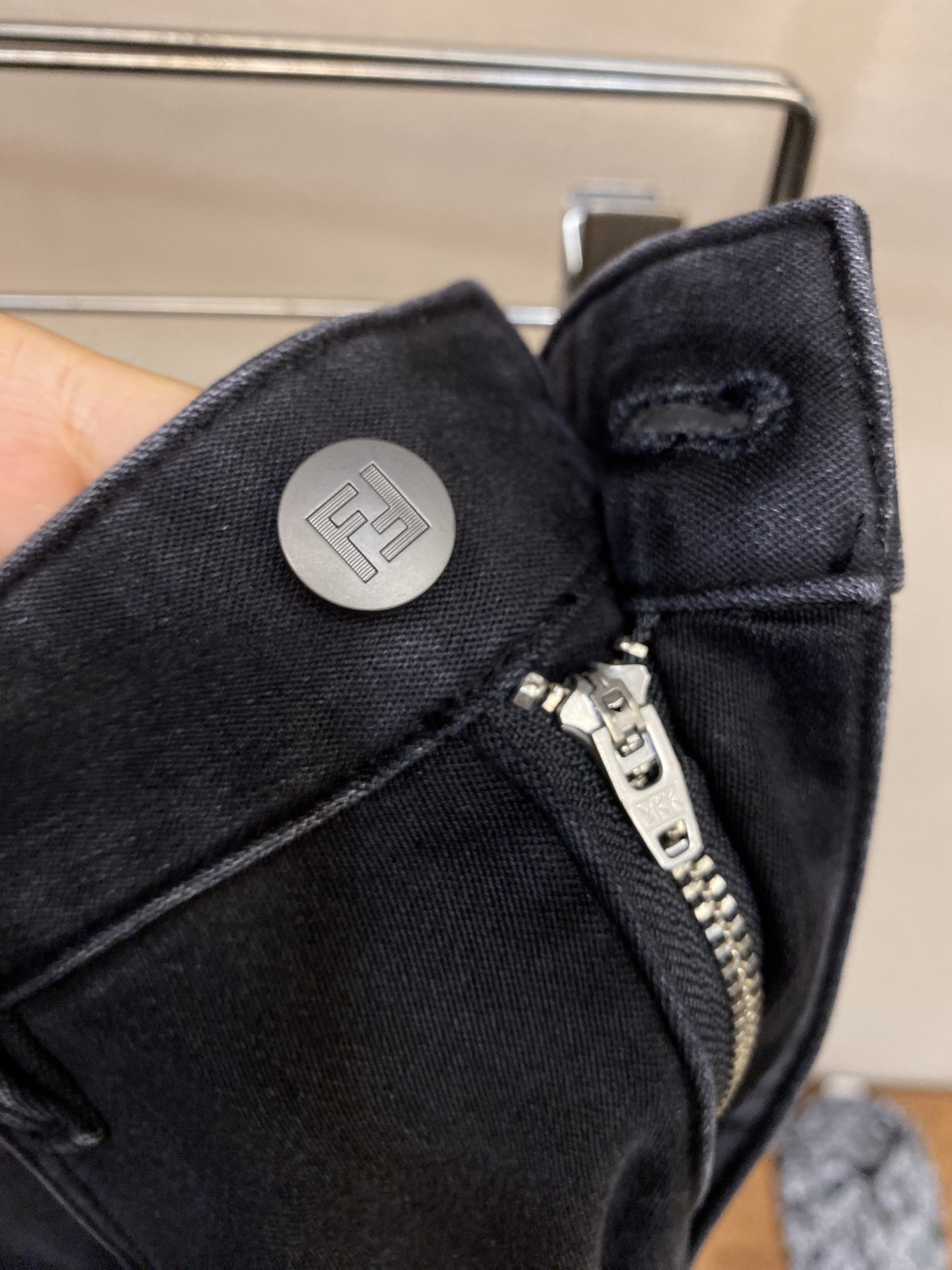 🌟🌟Fendi 2025ss好穿不挑身材在搭配上没有太多的限制 随意简洁的衬托其他单品，来展现自己的风格