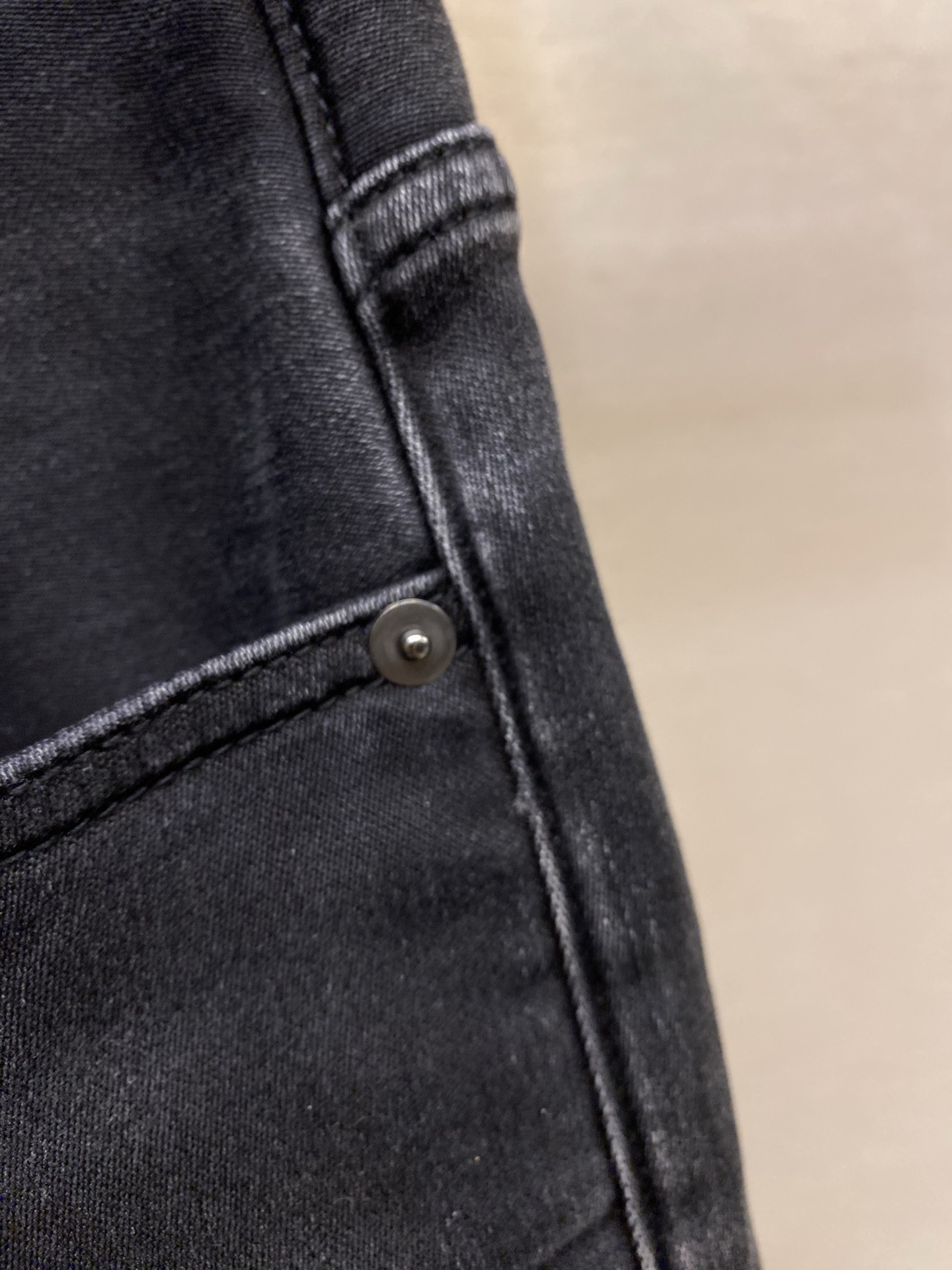 🌟🌟Fendi 2025ss好穿不挑身材在搭配上没有太多的限制 随意简洁的衬托其他单品，来展现自己的风格