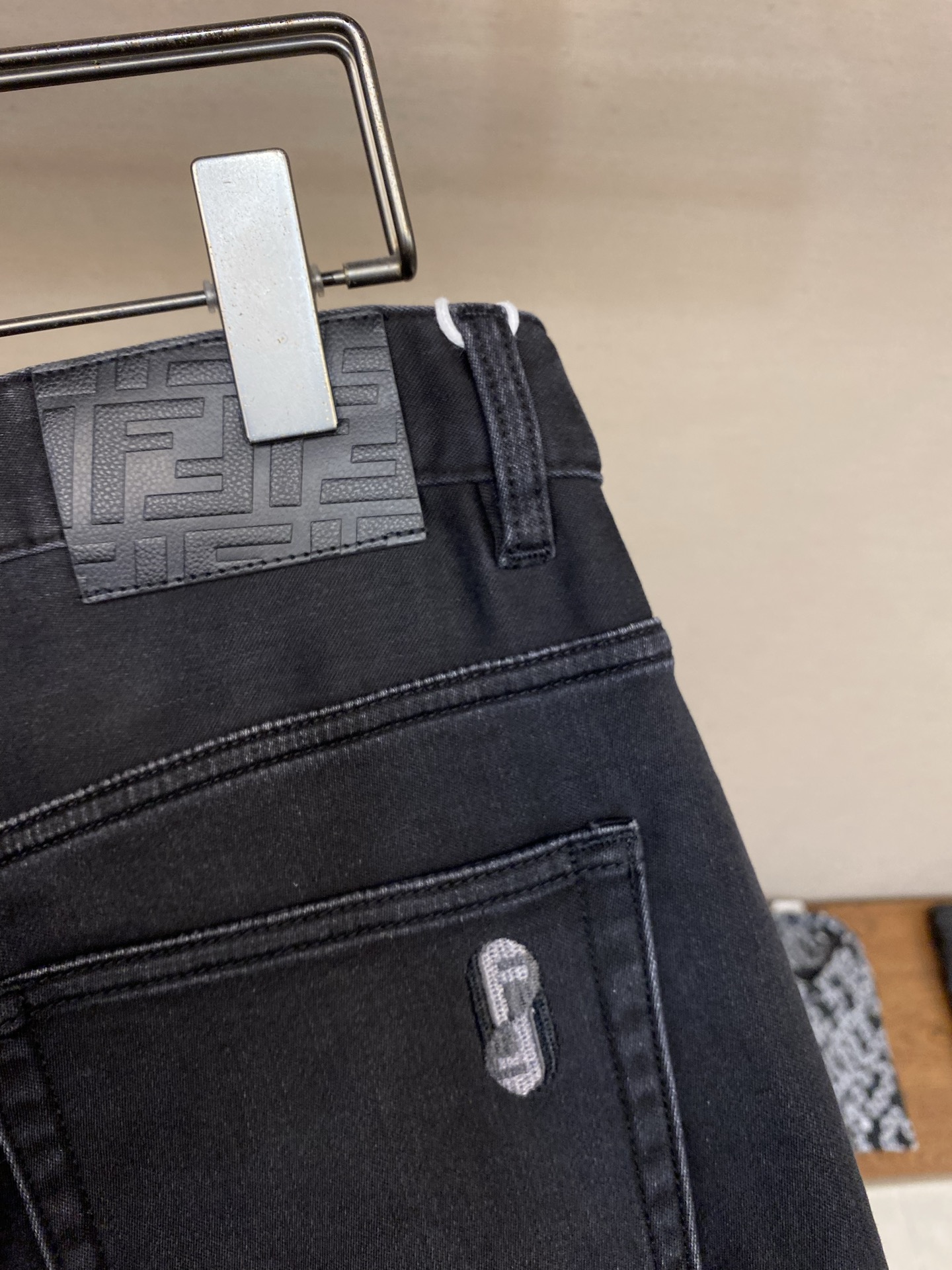 🌟🌟Fendi 2025ss好穿不挑身材在搭配上没有太多的限制 随意简洁的衬托其他单品，来展现自己的风格