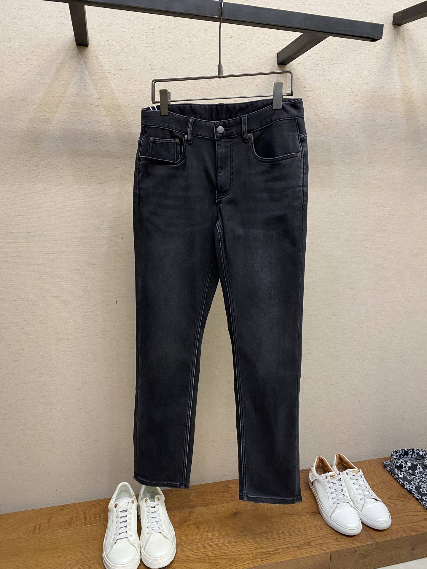 NO:684136,Fendi 2025ss is easy to wear and does not have to be specific to your figure. There are not many restrictions in matching. It can be casually and concisely set off other items to show your own style and posture~ I have to give it a thumbs up for its practicality. There is no choice in version/detail design. Whoever wears it will look better. These jeans really modify the leg shape better than you think. The overall focus is on comfort. The size of the trouser legs is just right. It makes the legs slimmer and straighter. It can easily be worn to create long legs that fill the whole screen, and the elongated proportions are full of aura!  It can be matched with any style of item, and can be matched with various T-shirts/shirts and knitted jackets. You don’t have to worry about matching for daily outings. Sizes 29-38, fendi, jeans, jackets & coats, shirts, tees, t-shirt,19860909Fendi 2025ss好穿不挑身材在搭配上没有太多的限制 随意简洁的衬托其他单品,来展现自己的风格姿态～ 对于它的实穿性不得不竖起一个大拇指了,版型／细节设计没得挑,谁穿谁好看.这款牛仔裤真的要比你想象中更加修饰腿型,整体以舒适为主,裤腿大小做的恰到好处,显瘦显腿直,轻松穿出满屏的大长腿,拉长比例气场全开！ 可以百搭任何风格的单品,搭配各种T恤／衬衫,针织外套都可,日常外出不必再为搭配而烦恼了 尺码29-38,,fendi,jeans,jackets & coats,shirts,tees，t-shirt,,Men's clothing