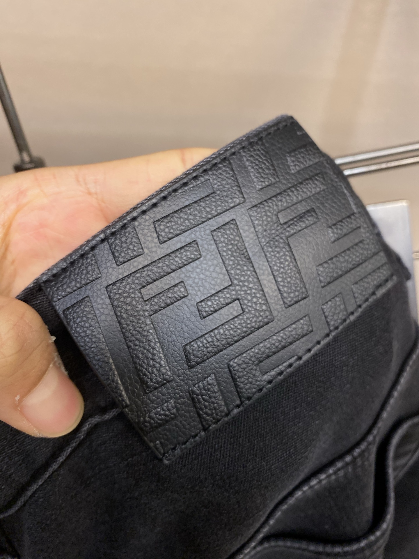 🌟🌟Fendi 2025ss好穿不挑身材在搭配上没有太多的限制 随意简洁的衬托其他单品，来展现自己的风格