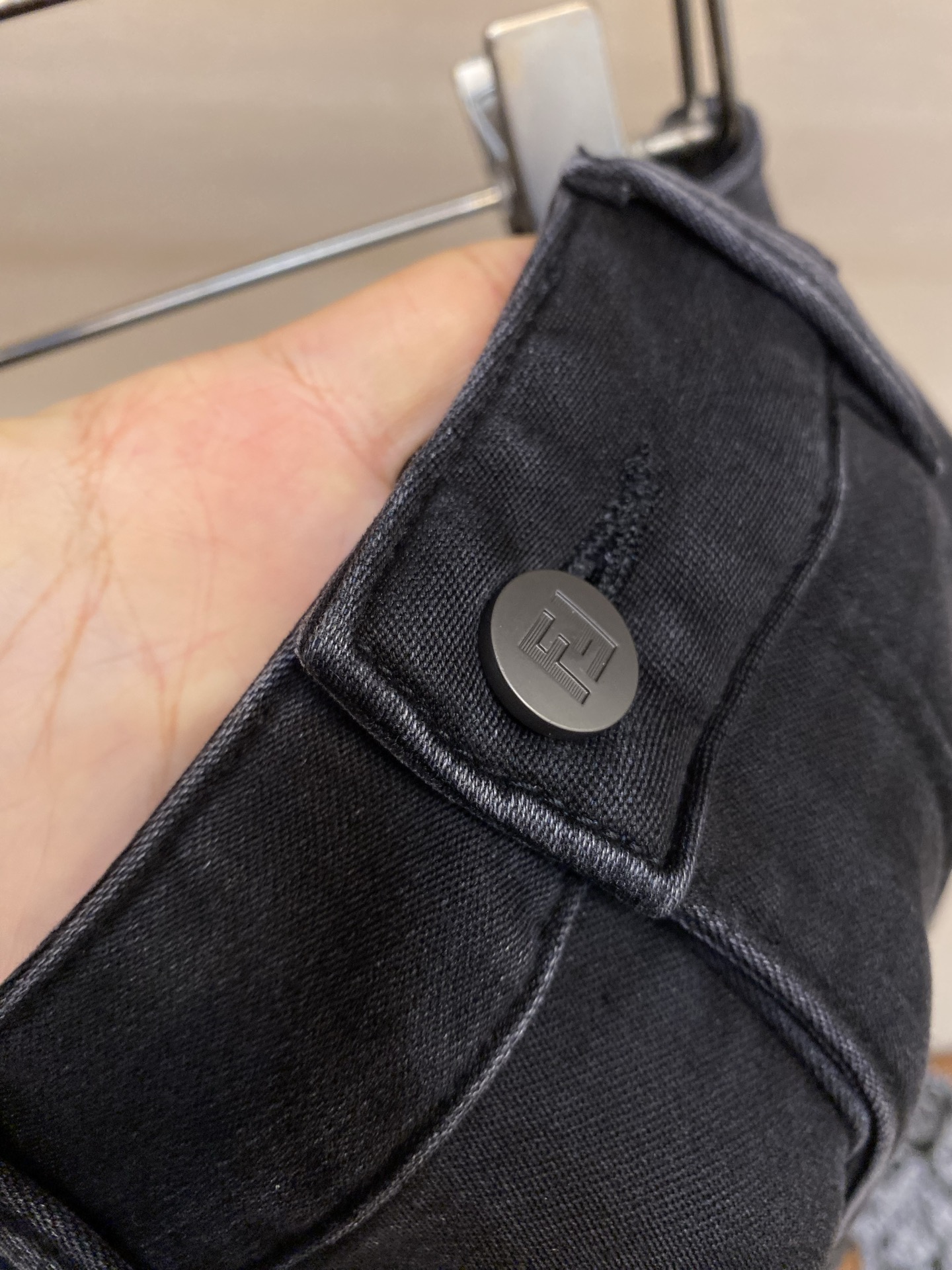 🌟🌟Fendi 2025ss好穿不挑身材在搭配上没有太多的限制 随意简洁的衬托其他单品，来展现自己的风格