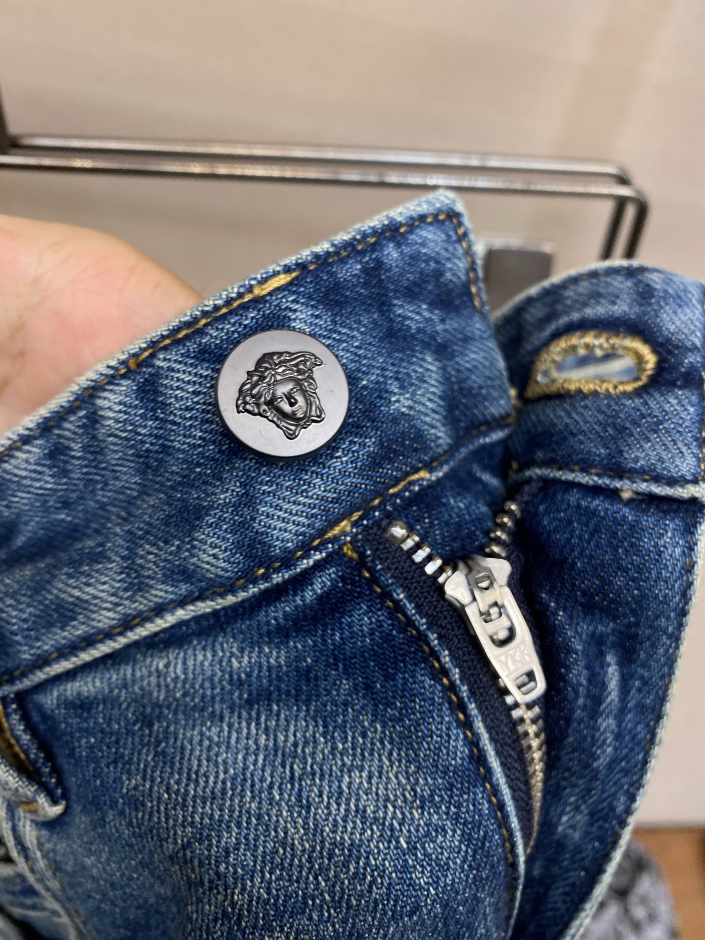 🌟🌟Versace 2025ss好穿不挑身材在搭配上没有太多的限制 随意简洁的衬托其他单品，来展现自己的