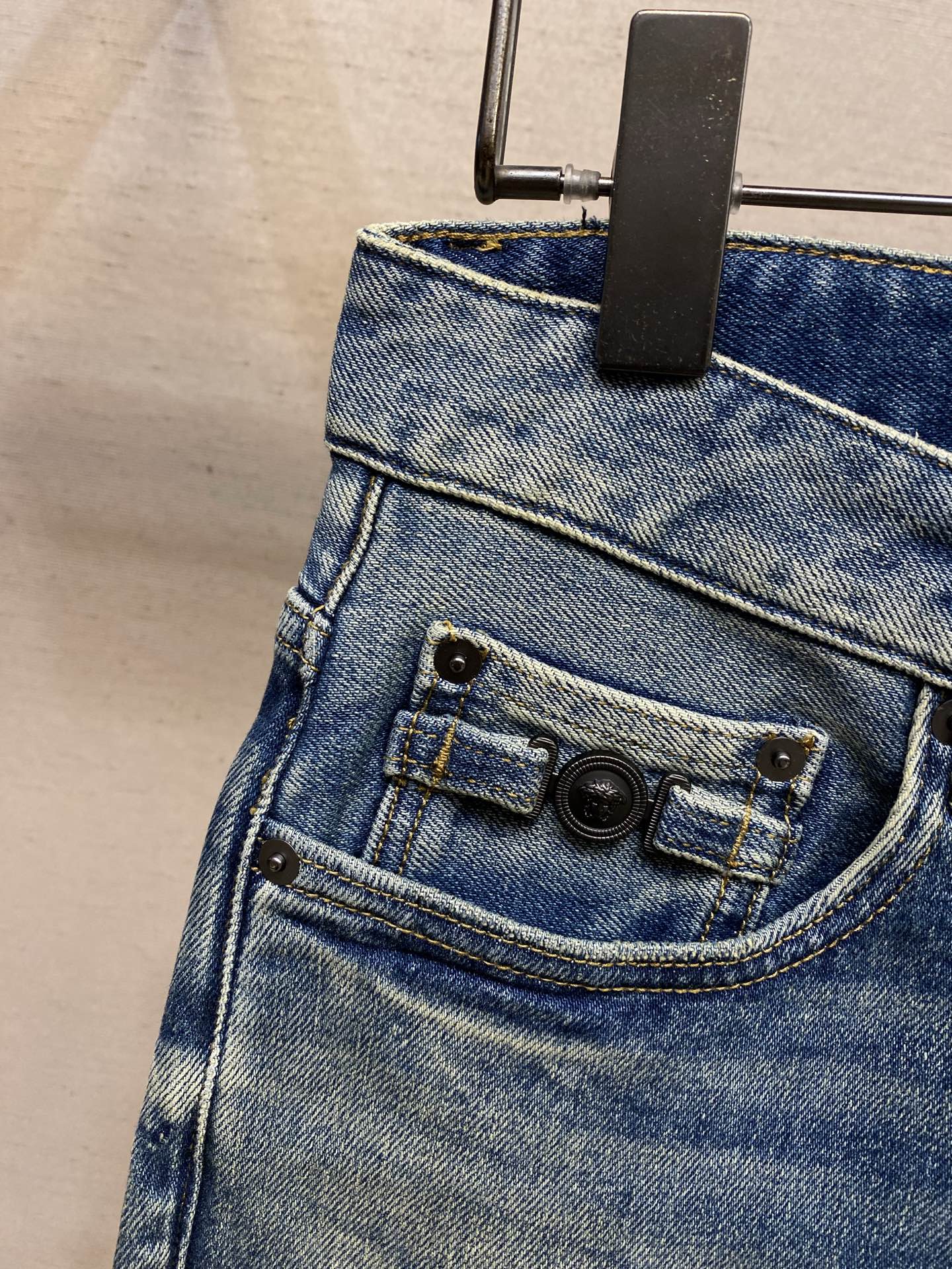 🌟🌟Versace 2025ss好穿不挑身材在搭配上没有太多的限制 随意简洁的衬托其他单品，来展现自己的