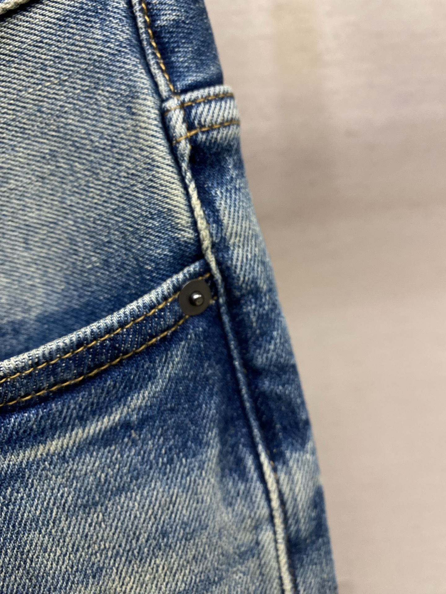 🌟🌟Versace 2025ss好穿不挑身材在搭配上没有太多的限制 随意简洁的衬托其他单品，来展现自己的