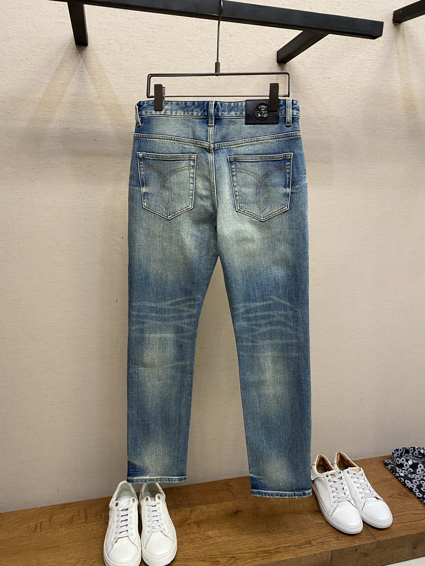 🌟🌟Versace 2025ss好穿不挑身材在搭配上没有太多的限制 随意简洁的衬托其他单品，来展现自己的