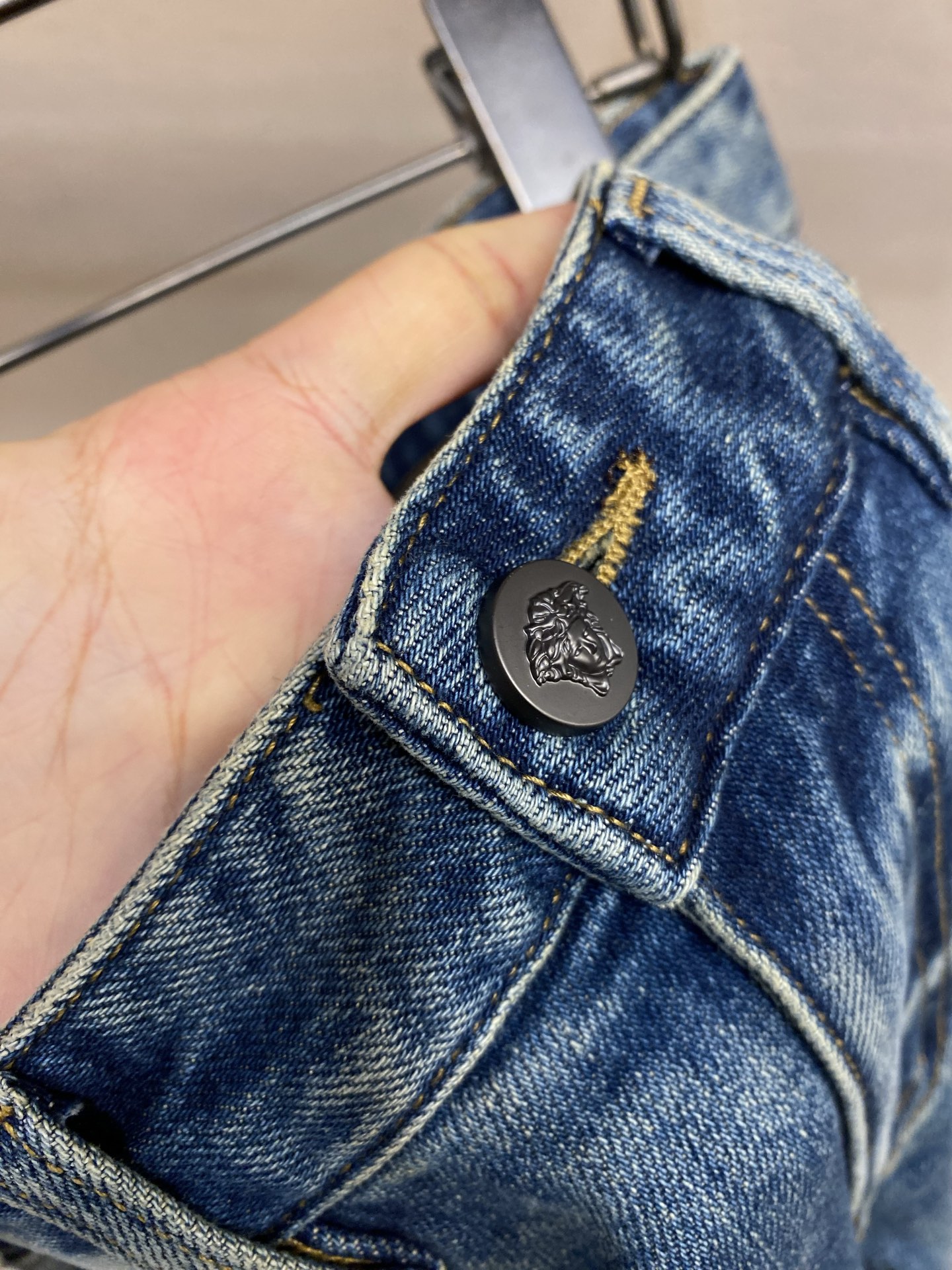 🌟🌟Versace 2025ss好穿不挑身材在搭配上没有太多的限制 随意简洁的衬托其他单品，来展现自己的