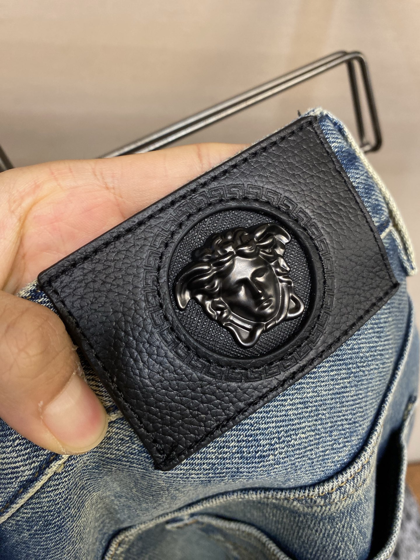 🌟🌟Versace 2025ss好穿不挑身材在搭配上没有太多的限制 随意简洁的衬托其他单品，来展现自己的