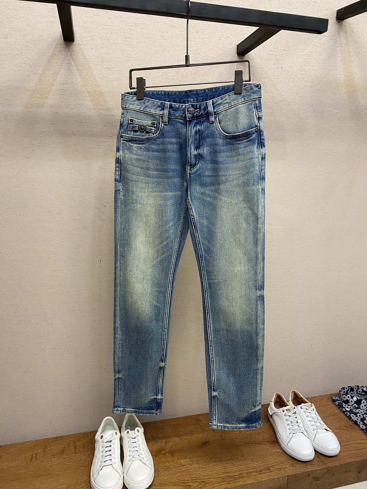 NO:684142,Versace 2025ss is easy to wear and does not have to be specific to your body shape. There are not many restrictions in matching. It can be casually and concisely set off other items to show your own style and posture~ I have to give it a thumbs up for its practicality. There is no choice in the version/detailed design. Whoever wears it will look better. This pair of jeans really modifies the leg shape better than you think. The overall focus is on comfort. The size of the trouser legs is just right. It makes the legs slimmer and straighter. It can easily be worn to create long legs that fill the whole screen, and the elongated proportions are full of aura!  It can be matched with any style of item, and can be matched with various T-shirts/shirts and knitted jackets. You don’t have to worry about matching for daily outings. Sizes 29-38, versace, jeans, jackets & coats, shirts, tees, t-shirt,19860909Versace 2025ss好穿不挑身材在搭配上没有太多的限制 随意简洁的衬托其他单品,来展现自己的风格姿态～ 对于它的实穿性不得不竖起一个大拇指了,版型／细节设计没得挑,谁穿谁好看.这款牛仔裤真的要比你想象中更加修饰腿型,整体以舒适为主,裤腿大小做的恰到好处,显瘦显腿直,轻松穿出满屏的大长腿,拉长比例气场全开！ 可以百搭任何风格的单品,搭配各种T恤／衬衫,针织外套都可,日常外出不必再为搭配而烦恼了 尺码29-38,,versace,jeans,jackets & coats,shirts,tees，t-shirt,,Men's clothing