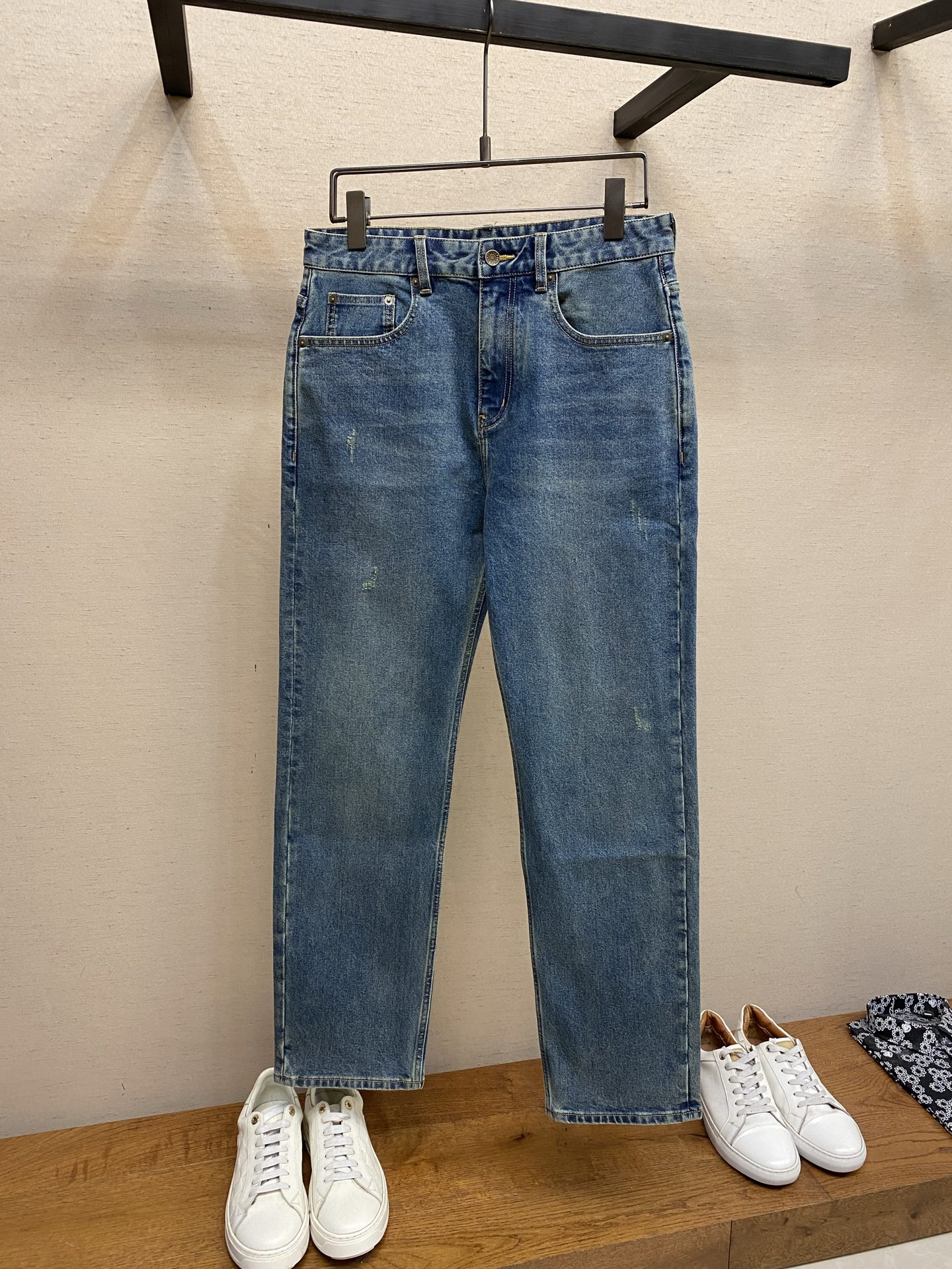 🌟🌟DG 2025ss好穿不挑身材在搭配上没有太多的限制 随意简洁的衬托其他单品，来展现自己的风格姿态～