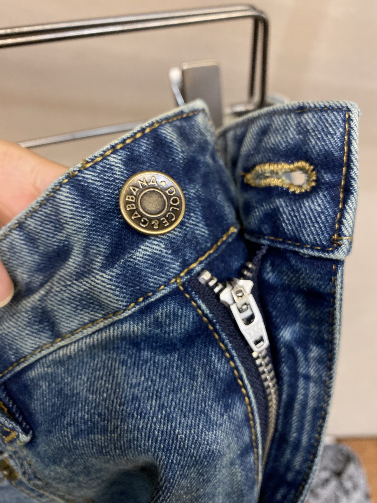 🌟🌟DG 2025ss好穿不挑身材在搭配上没有太多的限制 随意简洁的衬托其他单品，来展现自己的风格姿态～