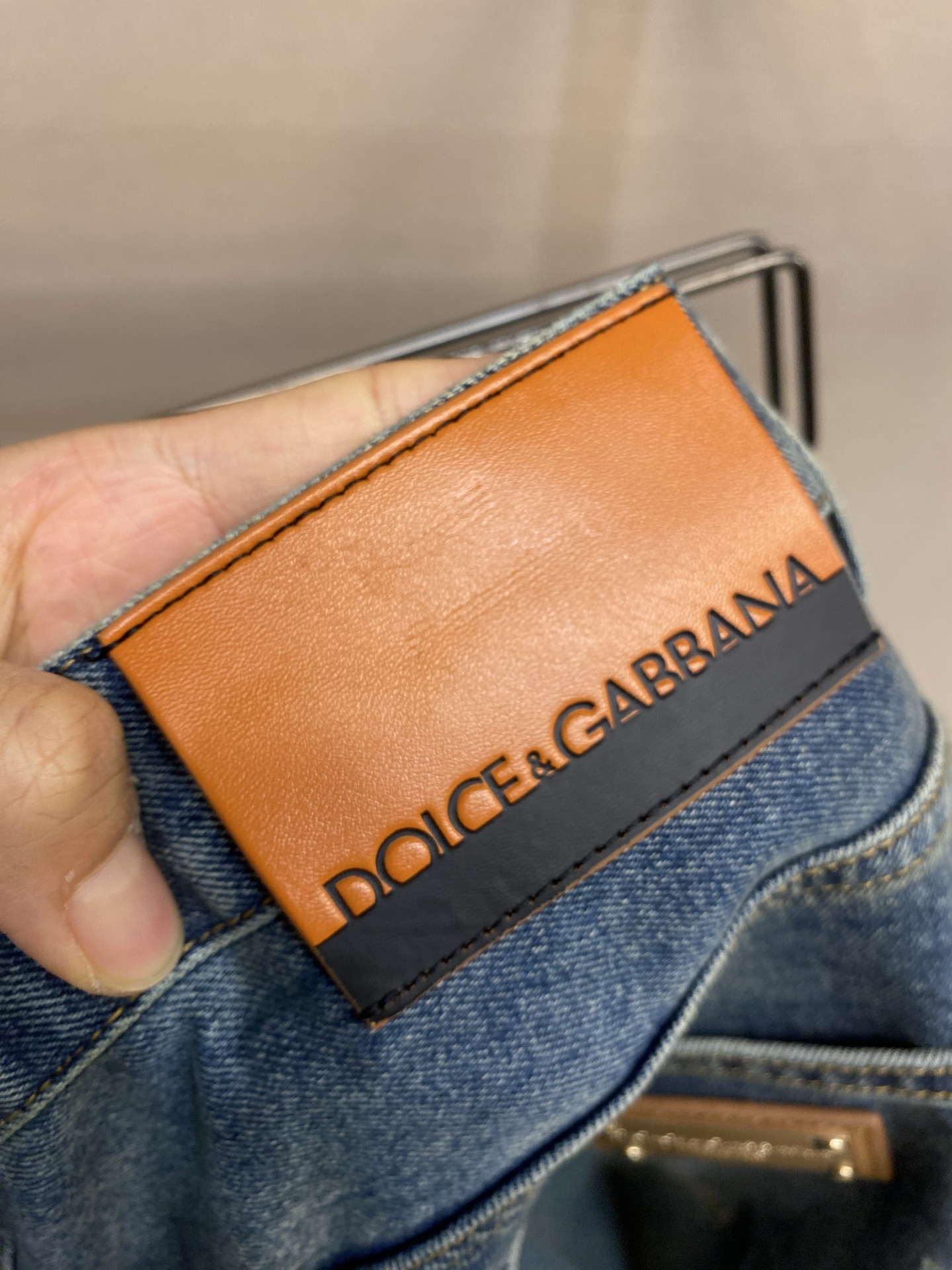 🌟🌟DG 2025ss好穿不挑身材在搭配上没有太多的限制 随意简洁的衬托其他单品，来展现自己的风格姿态～