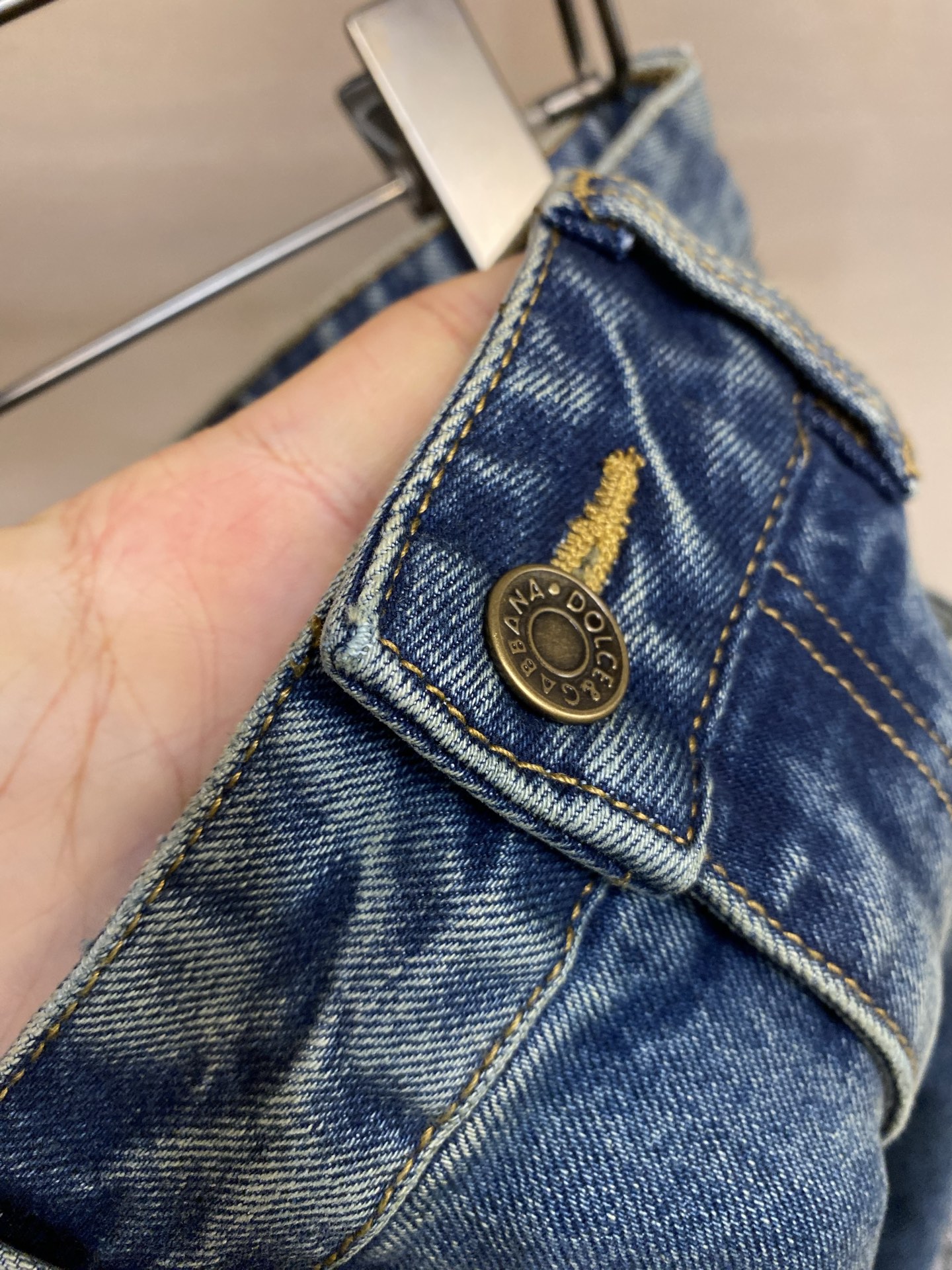 🌟🌟DG 2025ss好穿不挑身材在搭配上没有太多的限制 随意简洁的衬托其他单品，来展现自己的风格姿态～