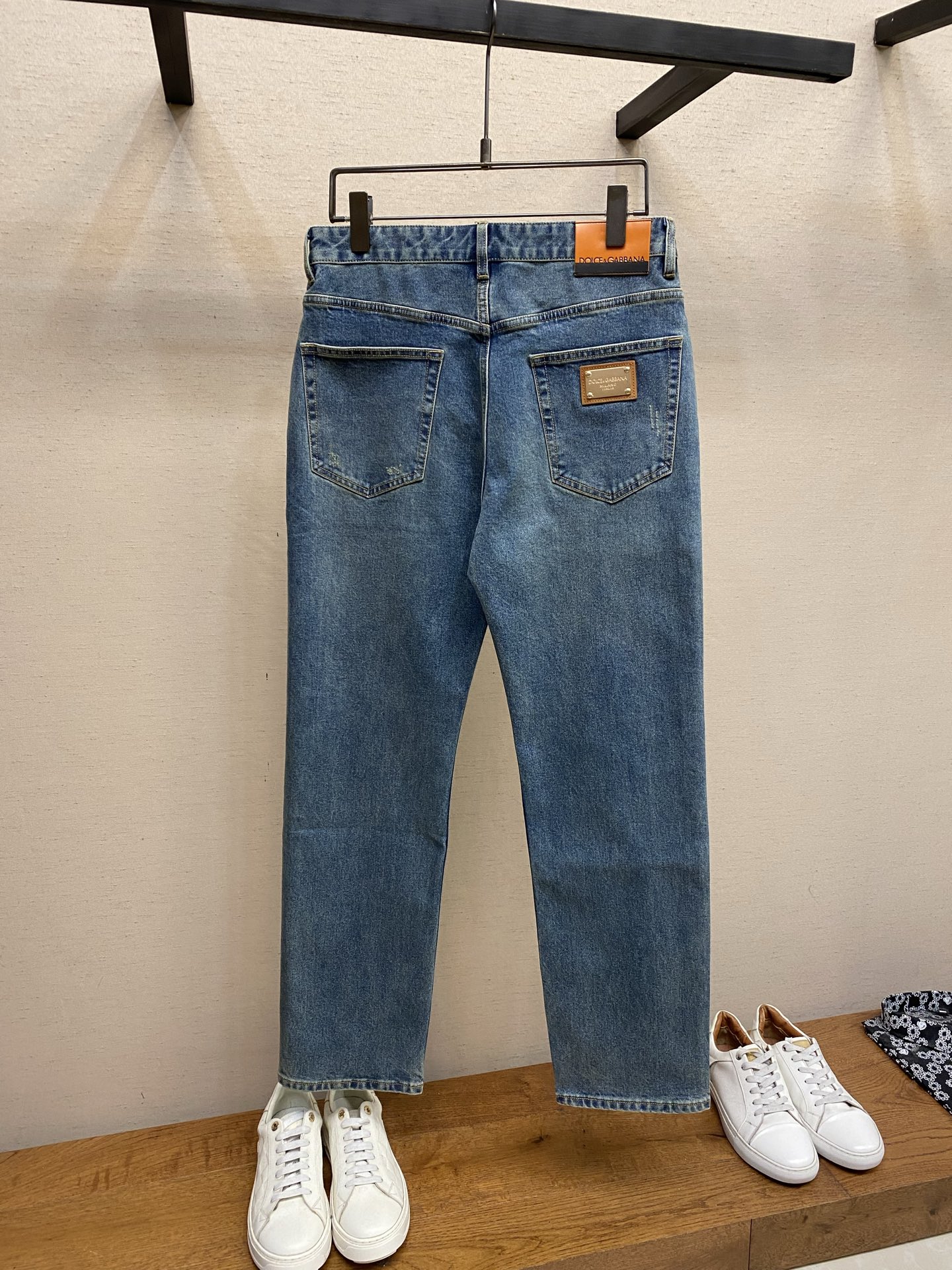 🌟🌟DG 2025ss好穿不挑身材在搭配上没有太多的限制 随意简洁的衬托其他单品，来展现自己的风格姿态～