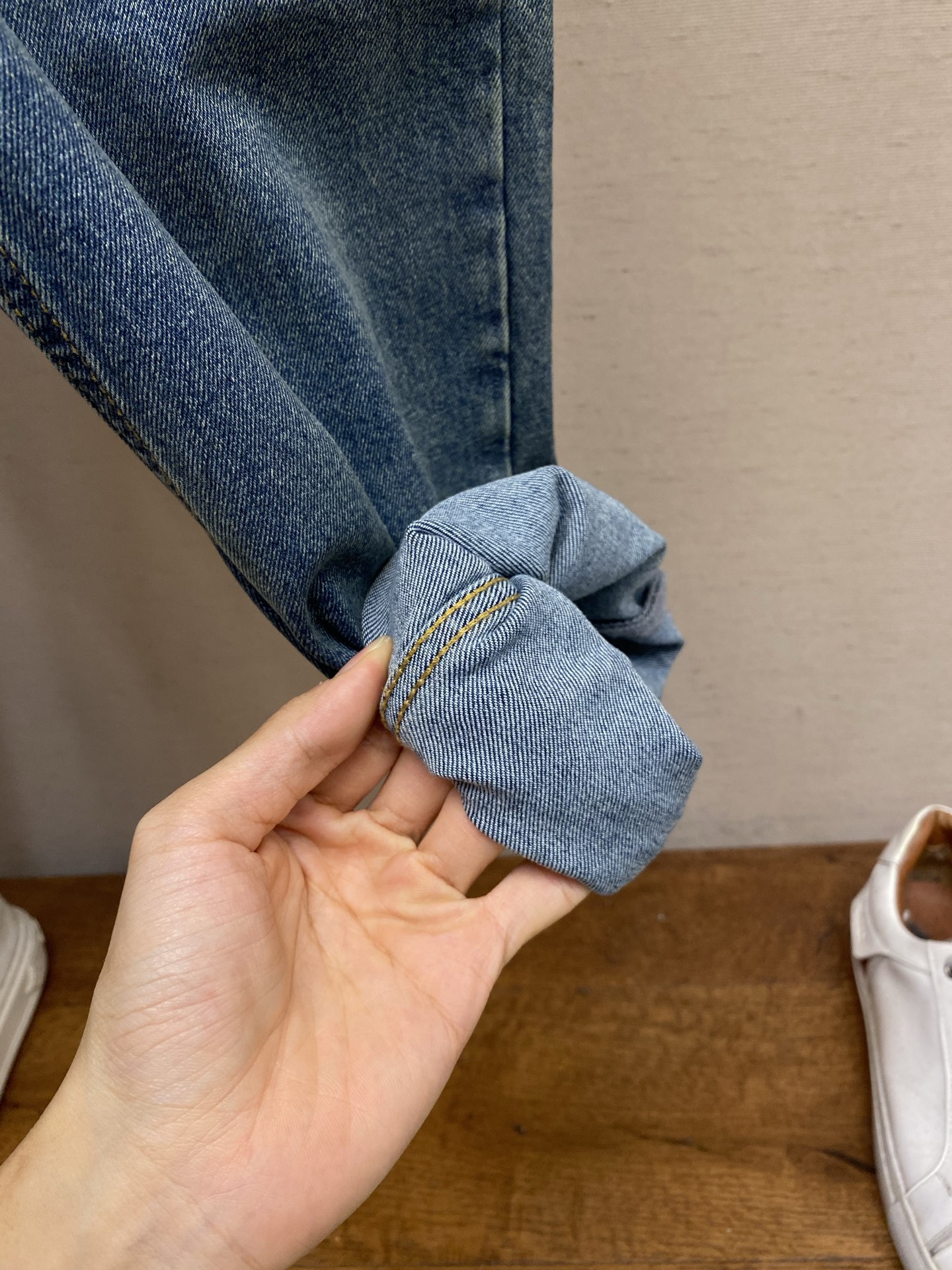 🌟🌟DG 2025ss好穿不挑身材在搭配上没有太多的限制 随意简洁的衬托其他单品，来展现自己的风格姿态～