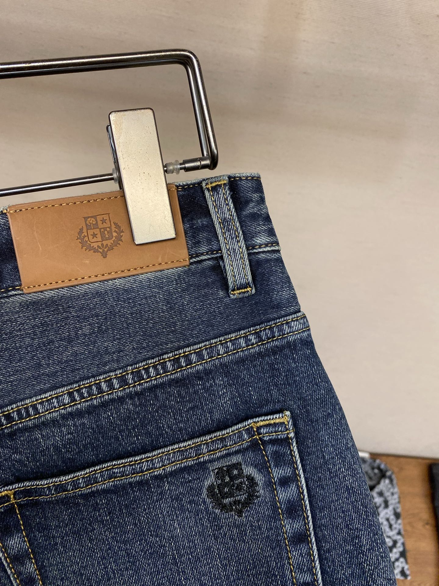 🌟🌟lP🆕 1985ss好穿不挑身材在搭配上没有太多的限制 随意简洁的衬托其他单品，来展现自己的风格姿态