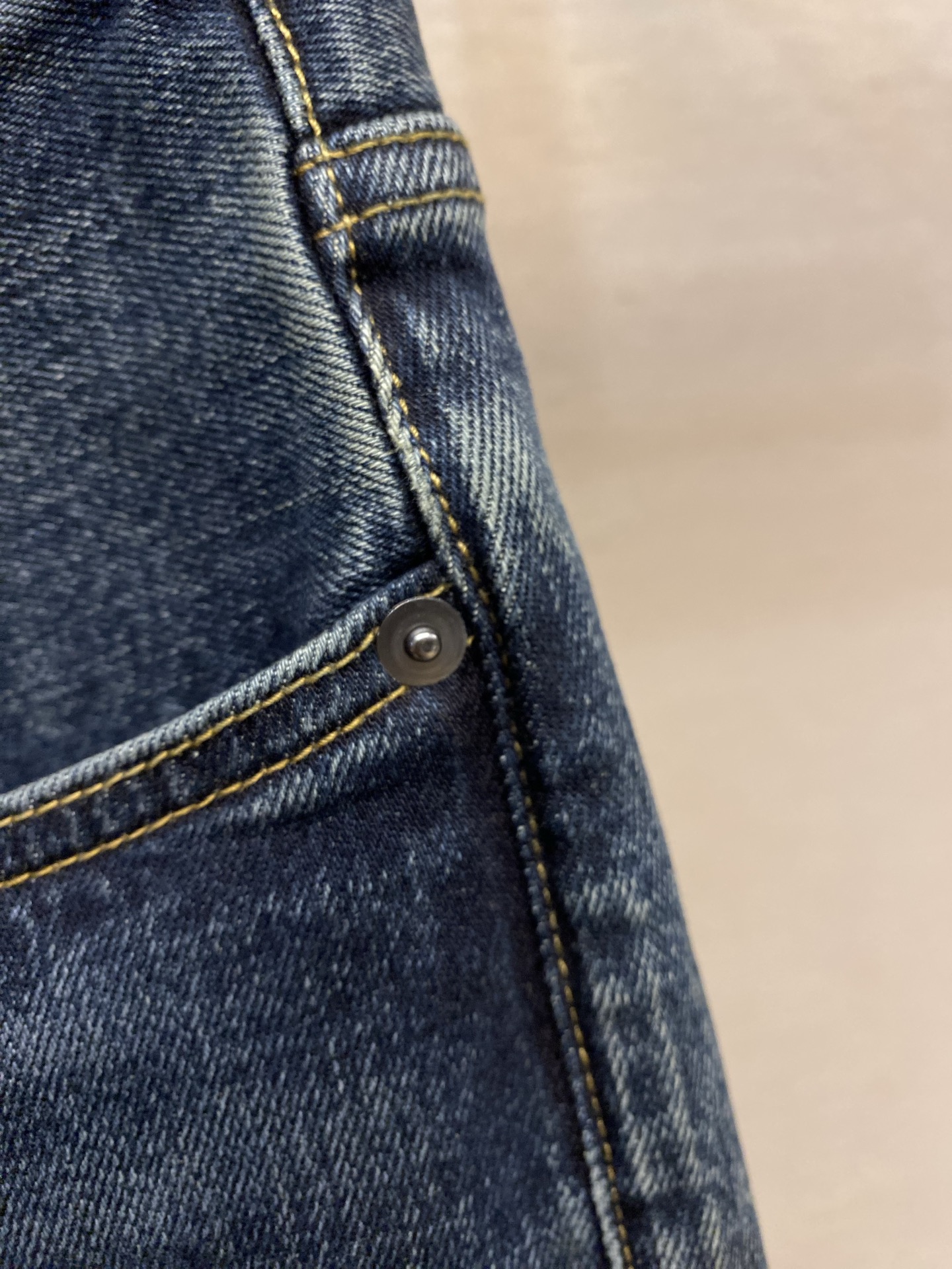 🌟🌟lP🆕 1985ss好穿不挑身材在搭配上没有太多的限制 随意简洁的衬托其他单品，来展现自己的风格姿态