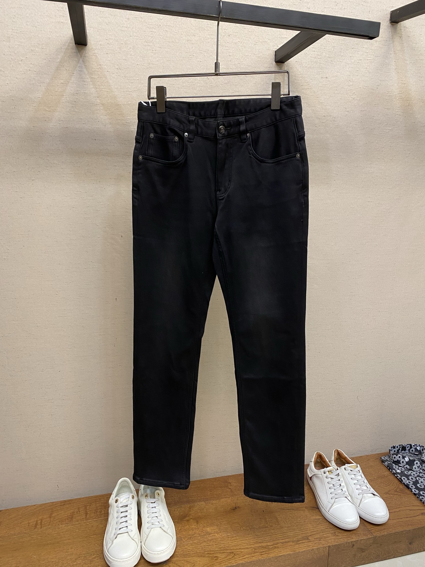 NO:684158,BC 2025ss is easy to wear without being too picky about your figure. There are not many restrictions on matching. It can be casually and concisely set off other items to show your own style and posture~ I have to give it a thumbs up for its practicality. There is no choice in version/detail design. Whoever wears it will look better. This pair of jeans really modifies the leg shape better than you think. The overall focus is on comfort. The size of the trouser legs is just right. It makes the legs slimmer and straighter. It is easy to wear long legs that fill the whole screen, and the elongated proportions are full of aura!  It can be matched with any style of item, and can be matched with various T-shirts/shirts and knitted jackets. You don’t have to worry about matching for daily outings. Sizes 29-38, jeans, jackets & coats, shirts, tees, t-shirts,19860909BC 2025ss好穿不挑身材在搭配上没有太多的限制 随意简洁的衬托其他单品,来展现自己的风格姿态～ 对于它的实穿性不得不竖起一个大拇指了,版型／细节设计没得挑,谁穿谁好看.这款牛仔裤真的要比你想象中更加修饰腿型,整体以舒适为主,裤腿大小做的恰到好处,显瘦显腿直,轻松穿出满屏的大长腿,拉长比例气场全开！ 可以百搭任何风格的单品,搭配各种T恤／衬衫,针织外套都可,日常外出不必再为搭配而烦恼了 尺码29-38,,jeans,jackets & coats,shirts,tees，t-shirt,,Men's clothing