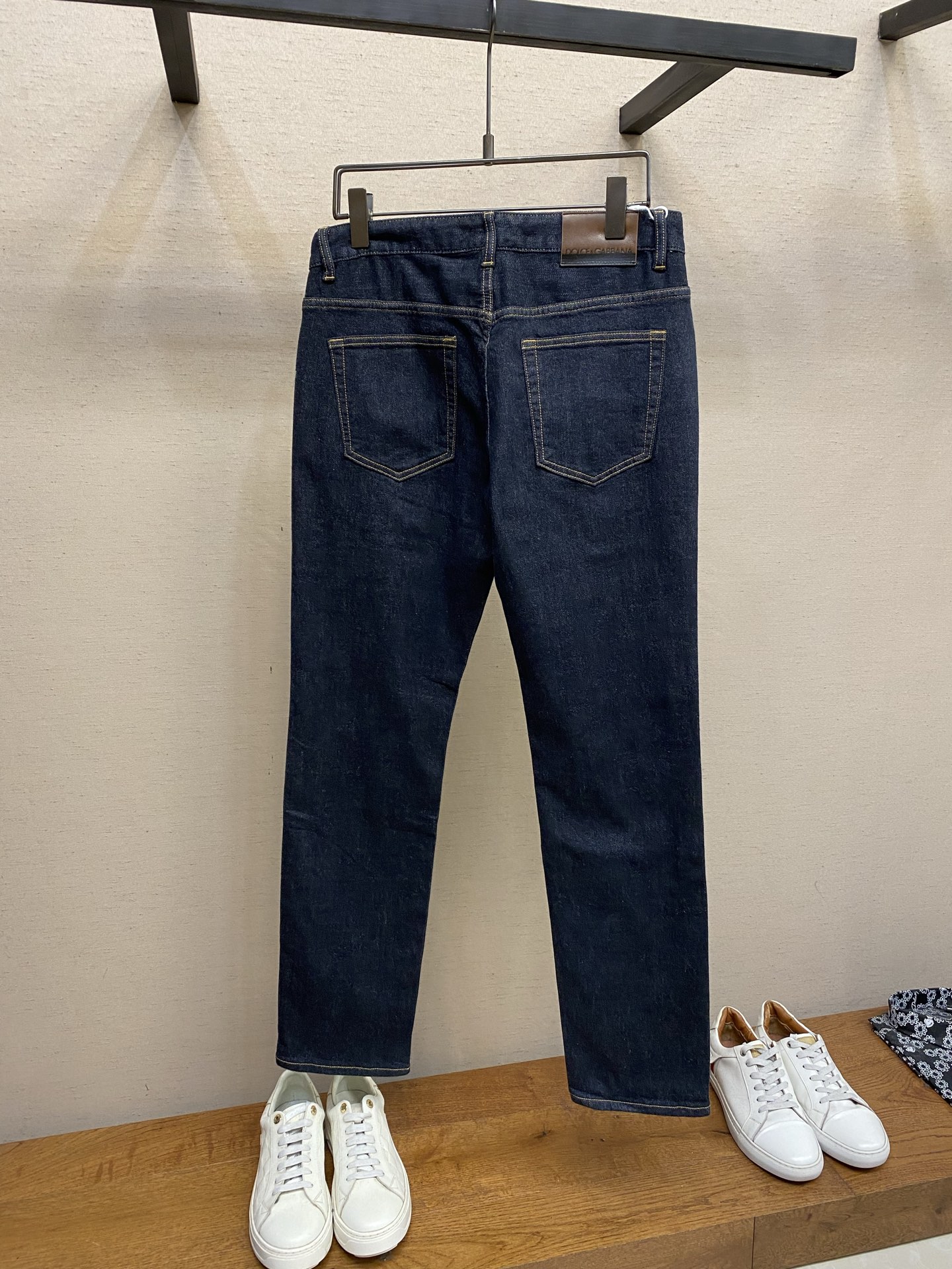 🌟🌟DG 2025ss好穿不挑身材在搭配上没有太多的限制 随意简洁的衬托其他单品，来展现自己的风格姿态～