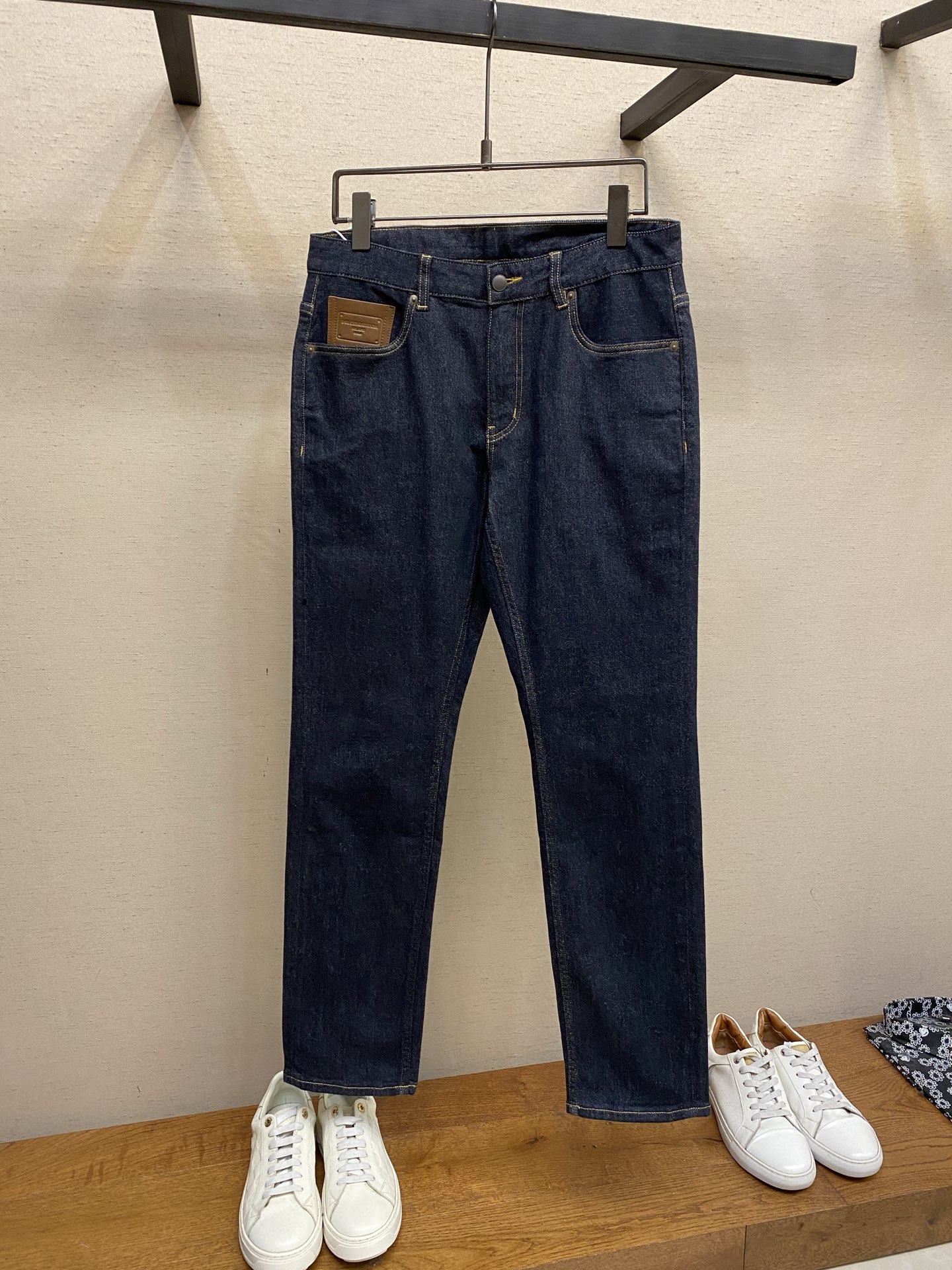 NO:684176,DG 2025ss is easy to wear without being too picky about your figure. There are not many restrictions in matching. It can be casually and concisely set off other items to show your own style and posture. I have to give it a thumbs up for its practicality. There is no choice in the version/detail design. Whoever wears it will look better. This pair of jeans really modifies the leg shape better than you think. The overall focus is on comfort. The size of the trouser legs is just right. It makes the legs slimmer and straighter. It is easy to wear long legs that fill the whole screen, and the elongated proportions are full of aura!  It can be matched with any style of item, and can be matched with various T-shirts/shirts and knitted jackets. You don’t have to worry about matching for daily outings. Sizes 29-38, jeans, jackets & coats, shirts, tees, t-shirts,19860909DG 2025ss好穿不挑身材在搭配上没有太多的限制 随意简洁的衬托其他单品,来展现自己的风格姿态～ 对于它的实穿性不得不竖起一个大拇指了,版型／细节设计没得挑,谁穿谁好看.这款牛仔裤真的要比你想象中更加修饰腿型,整体以舒适为主,裤腿大小做的恰到好处,显瘦显腿直,轻松穿出满屏的大长腿,拉长比例气场全开！ 可以百搭任何风格的单品,搭配各种T恤／衬衫,针织外套都可,日常外出不必再为搭配而烦恼了 尺码29-38,,jeans,jackets & coats,shirts,tees，t-shirt,,Men's clothing