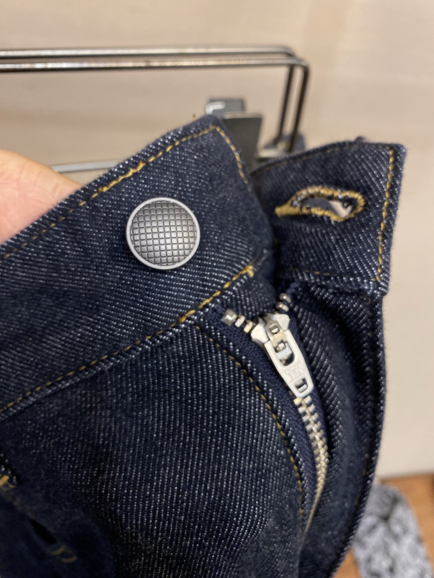 🌟🌟DG 2025ss好穿不挑身材在搭配上没有太多的限制 随意简洁的衬托其他单品，来展现自己的风格姿态～