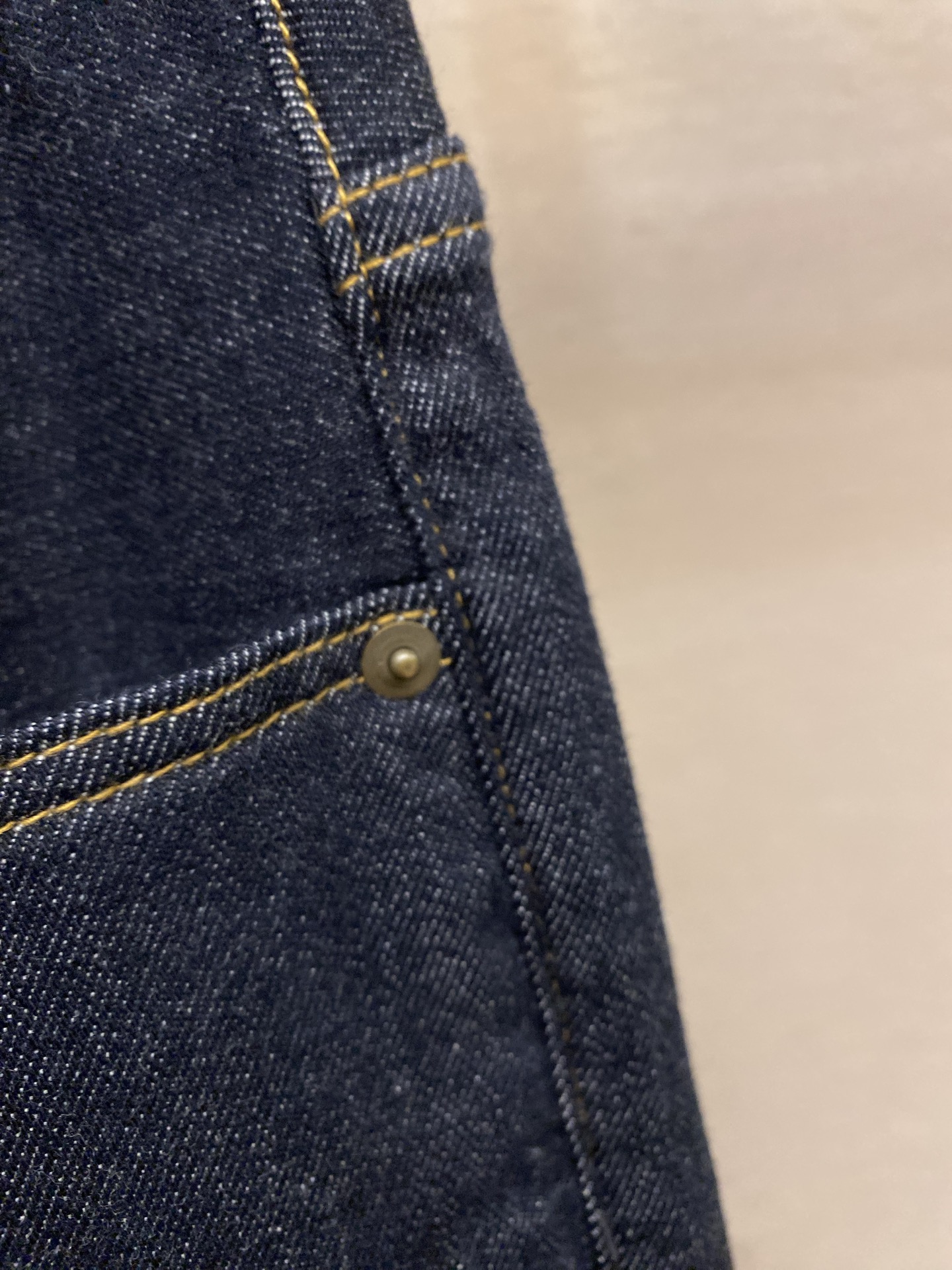 🌟🌟DG 2025ss好穿不挑身材在搭配上没有太多的限制 随意简洁的衬托其他单品，来展现自己的风格姿态～