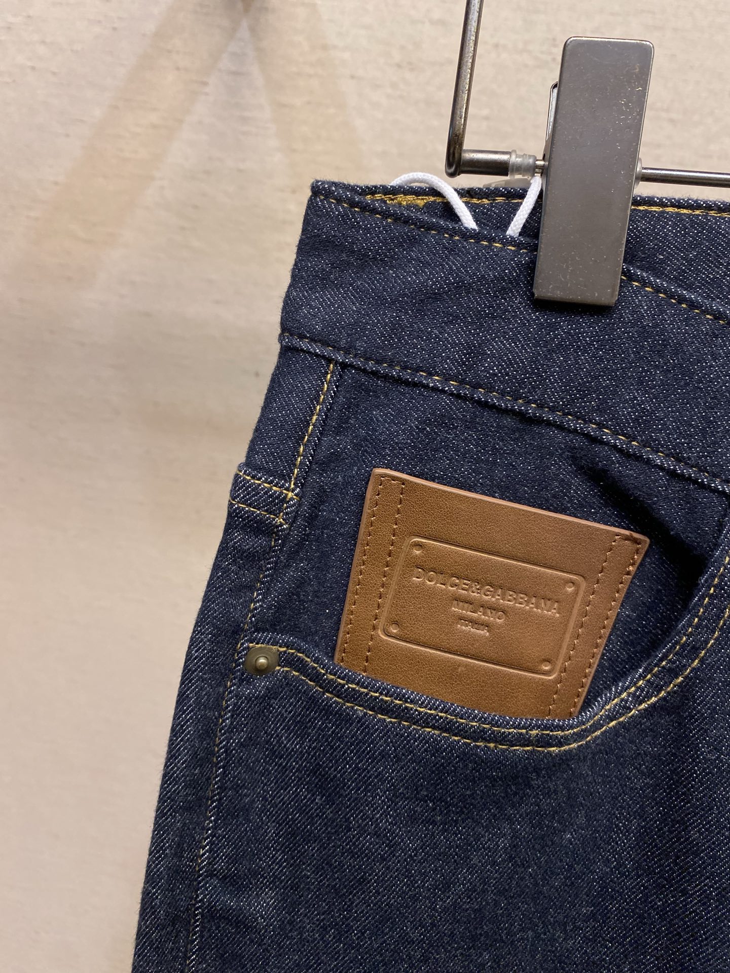 🌟🌟DG 2025ss好穿不挑身材在搭配上没有太多的限制 随意简洁的衬托其他单品，来展现自己的风格姿态～