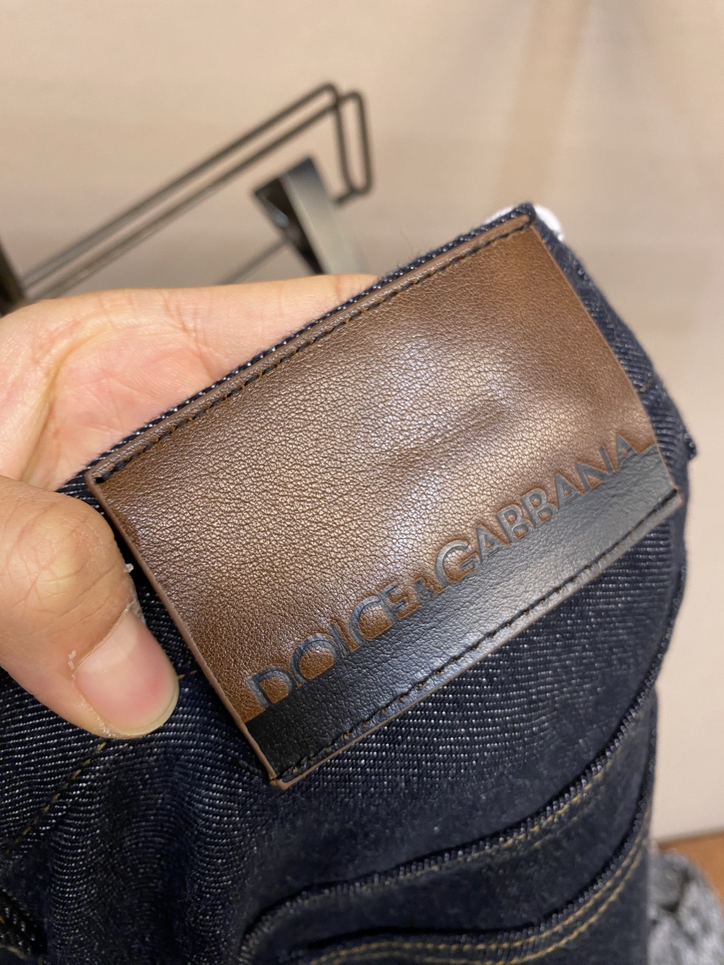 🌟🌟DG 2025ss好穿不挑身材在搭配上没有太多的限制 随意简洁的衬托其他单品，来展现自己的风格姿态～