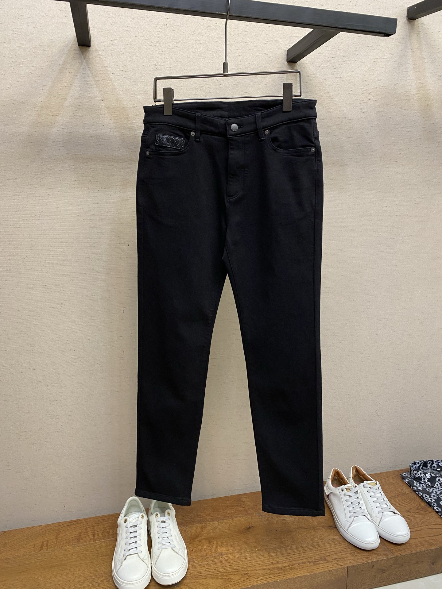 NO:684166,BV 2025ss is easy to wear without being picky about your body shape. There are not many restrictions on matching. It can be casually and concisely set off other items to show your own style and posture~ I have to give it a thumbs up for its practicality. There is no choice in version/detail design. Whoever wears it will look better. This pair of jeans really modifies the leg shape better than you think. The overall focus is on comfort. The size of the trouser legs is just right. It makes the legs slimmer and straighter. It can easily be worn to create long legs that fill the whole screen, and the elongated proportions are full of aura!  It can be matched with any style of item, and can be matched with various T-shirts/shirts and knitted jackets. You don’t have to worry about matching for daily outings. Sizes 31-38, bottega veneta, jeans, jackets & coats, shirts, tees, t-shirt,19860909BV 2025ss好穿不挑身材在搭配上没有太多的限制 随意简洁的衬托其他单品,来展现自己的风格姿态～ 对于它的实穿性不得不竖起一个大拇指了,版型／细节设计没得挑,谁穿谁好看.这款牛仔裤真的要比你想象中更加修饰腿型,整体以舒适为主,裤腿大小做的恰到好处,显瘦显腿直,轻松穿出满屏的大长腿,拉长比例气场全开！ 可以百搭任何风格的单品,搭配各种T恤／衬衫,针织外套都可,日常外出不必再为搭配而烦恼了 尺码31-38,,bottega veneta,jeans,jackets & coats,shirts,tees，t-shirt,,Men's clothing