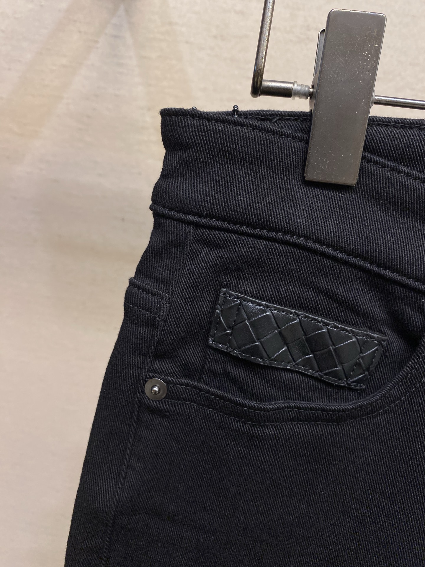 🌟🌟BV 2025ss好穿不挑身材在搭配上没有太多的限制 随意简洁的衬托其他单品，来展现自己的风格姿态～