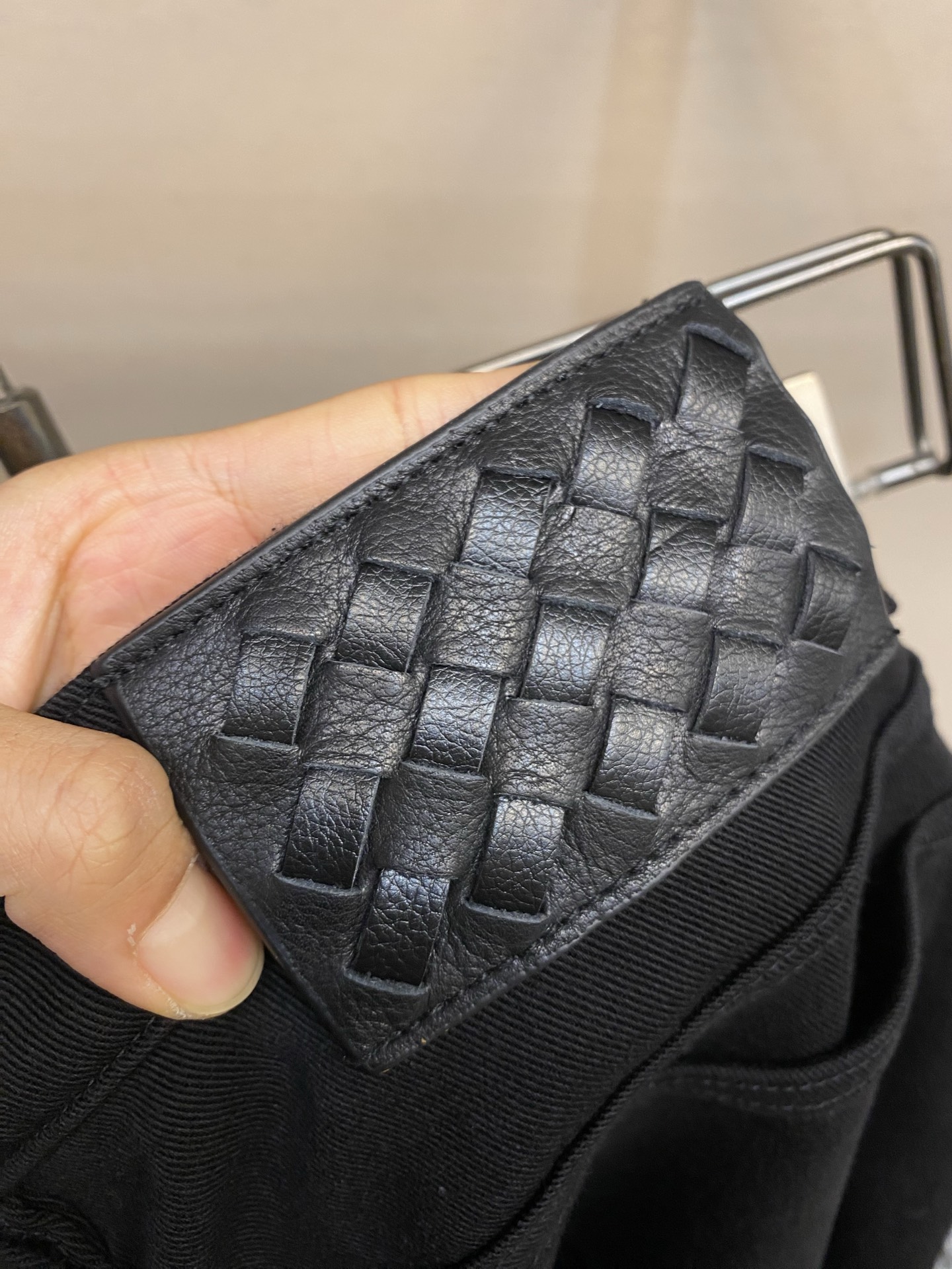 🌟🌟BV 2025ss好穿不挑身材在搭配上没有太多的限制 随意简洁的衬托其他单品，来展现自己的风格姿态～