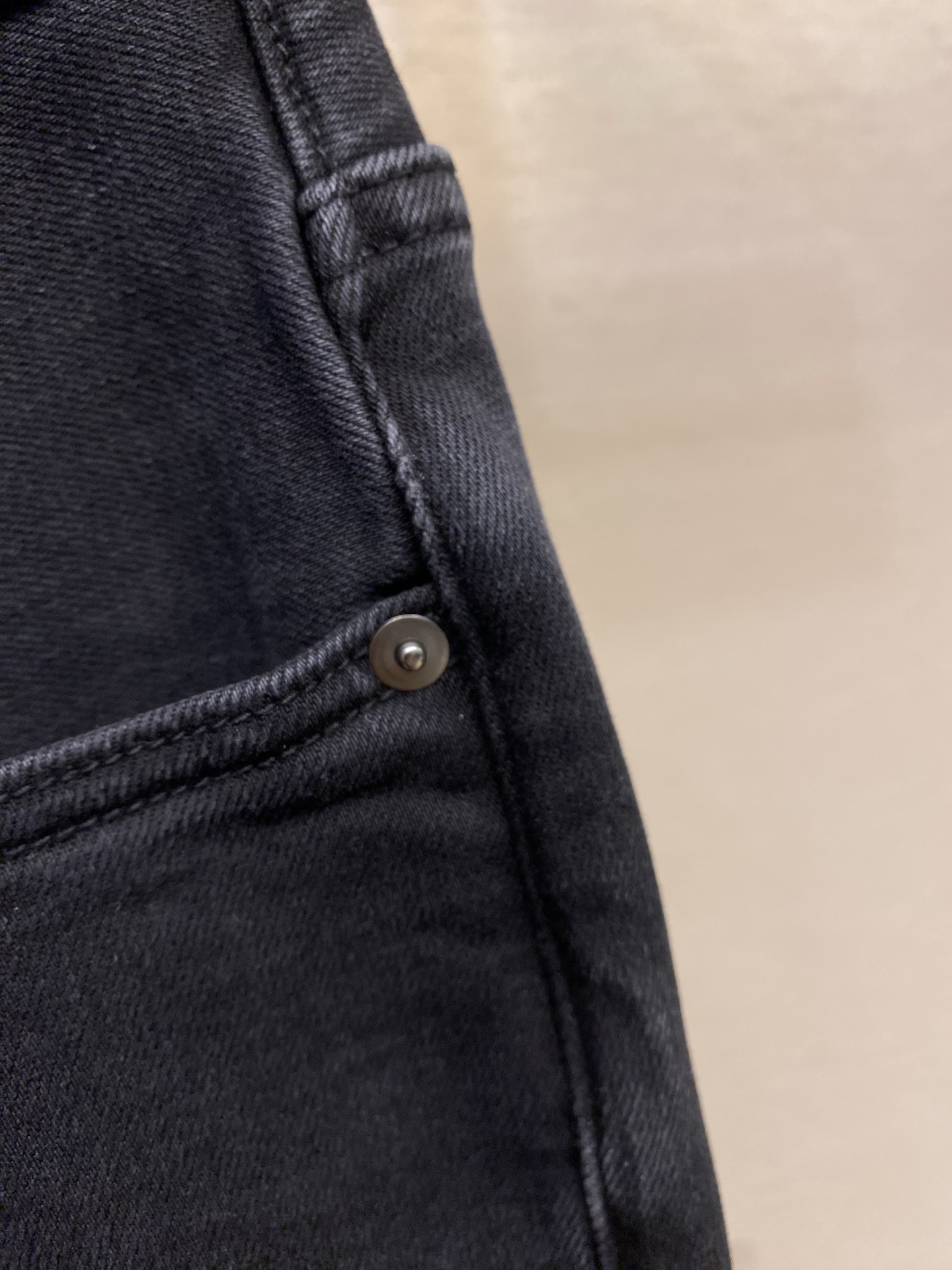 🌟🌟 Ferragam 2025ss好穿不挑身材在搭配上没有太多的限制 随意简洁的衬托其他单品，来展现自