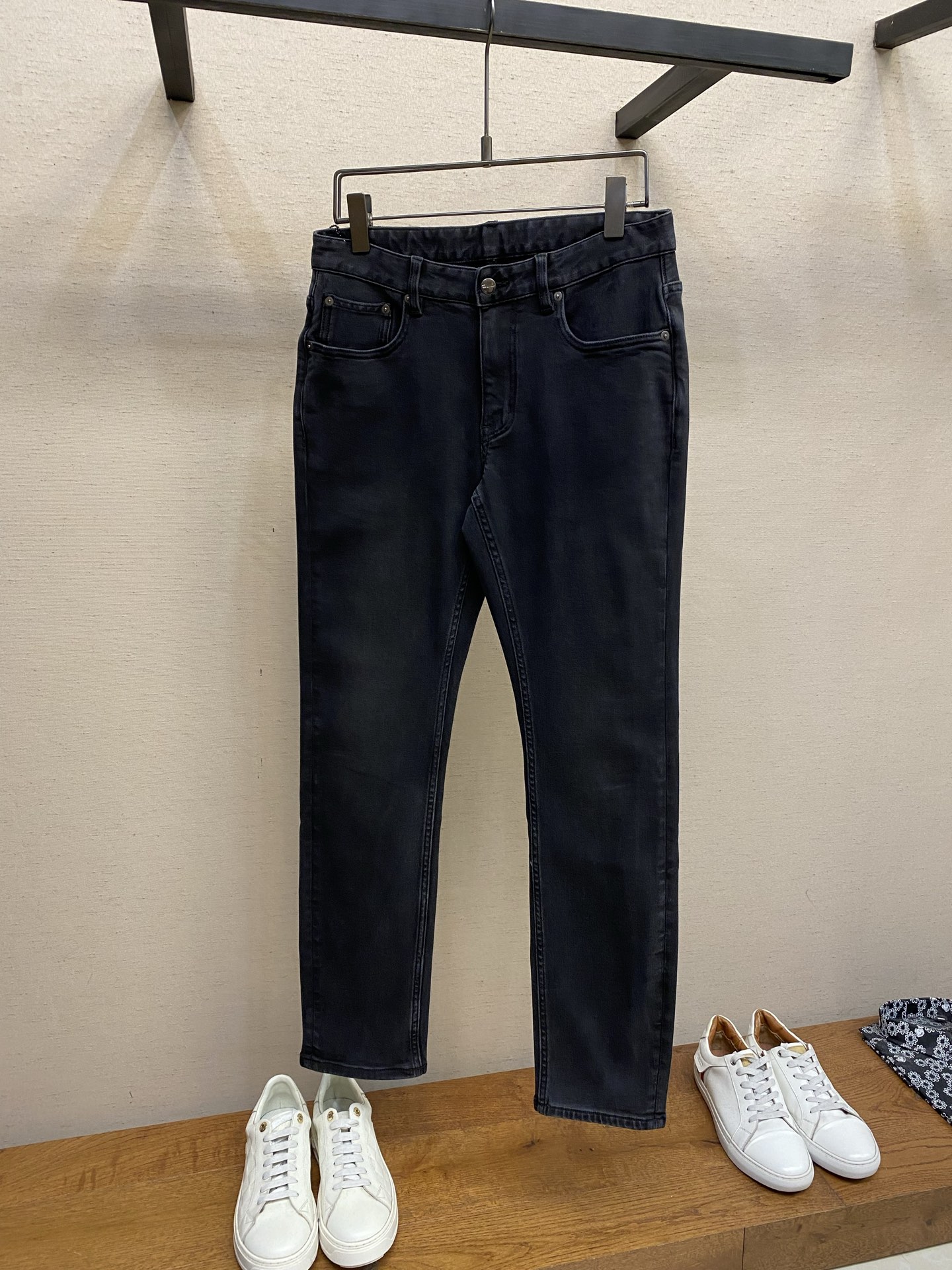 NO:684171,Ferragam 2025ss is easy to wear and doesn't have to be picky about your body shape. There are not many restrictions on matching. It can be casually and concisely set off other items to show your own style and posture~ I have to give it a thumbs up for its practicality. There is no choice in the version/detailed design. Whoever wears it will look better. This pair of jeans really modifies the leg shape better than you think. The overall focus is on comfort. The size of the trouser legs is just right. It makes the legs slimmer and straighter. It is easy to wear long legs that fill the whole screen, and the elongated proportions are full of aura!  It can be matched with any style of item, and can be matched with various T-shirts/shirts and knitted jackets. You don’t have to worry about matching for daily outings. Sizes 29-38, ferragamo, jeans, jackets & coats, shirts, tees, t-shirt,19860909Ferragam 2025ss好穿不挑身材在搭配上没有太多的限制 随意简洁的衬托其他单品,来展现自己的风格姿态～ 对于它的实穿性不得不竖起一个大拇指了,版型／细节设计没得挑,谁穿谁好看.这款牛仔裤真的要比你想象中更加修饰腿型,整体以舒适为主,裤腿大小做的恰到好处,显瘦显腿直,轻松穿出满屏的大长腿,拉长比例气场全开！ 可以百搭任何风格的单品,搭配各种T恤／衬衫,针织外套都可,日常外出不必再为搭配而烦恼了 尺码29-38,,ferragamo,jeans,jackets & coats,shirts,tees，t-shirt,,Men's clothing