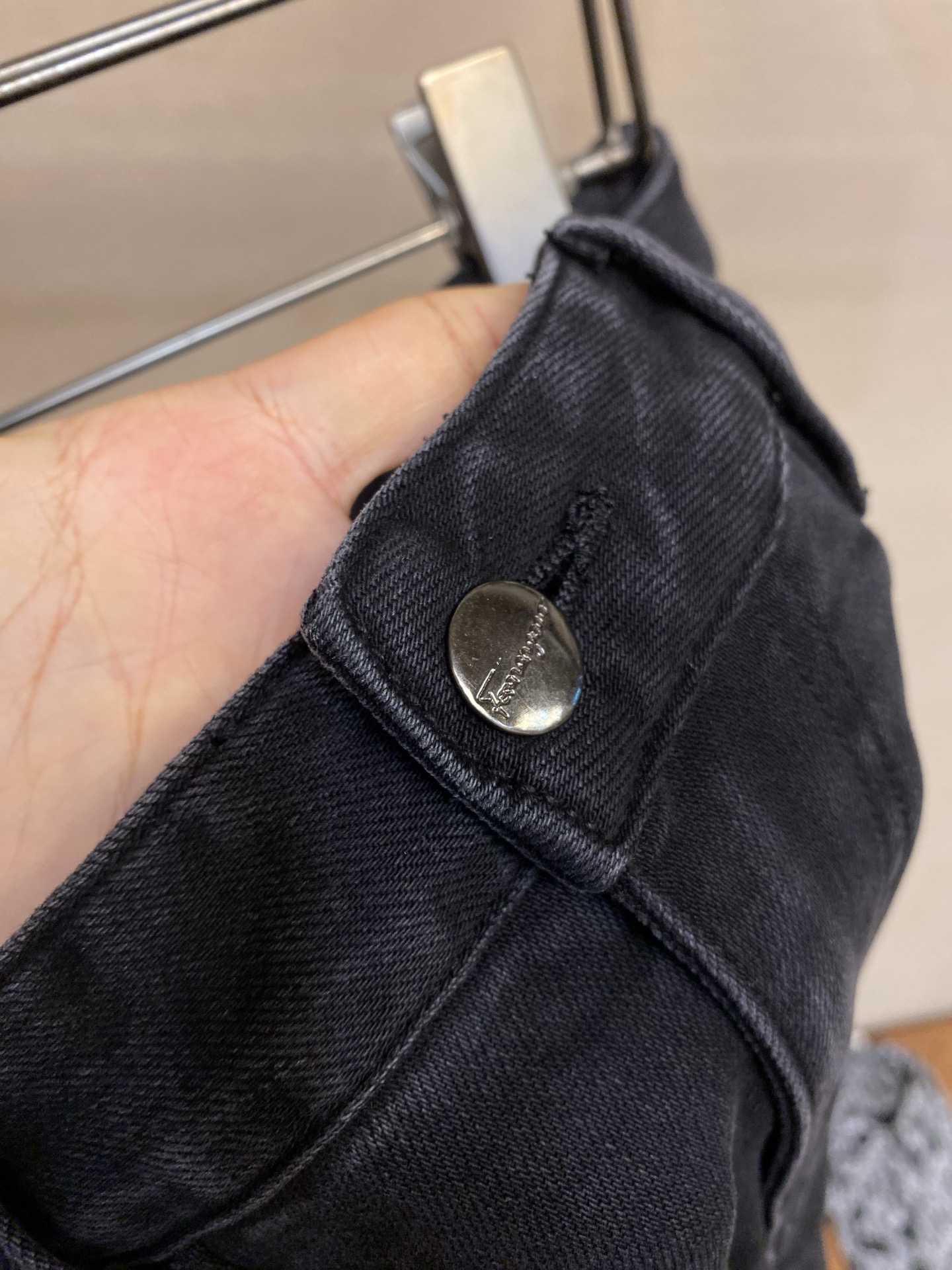 🌟🌟 Ferragam 2025ss好穿不挑身材在搭配上没有太多的限制 随意简洁的衬托其他单品，来展现自